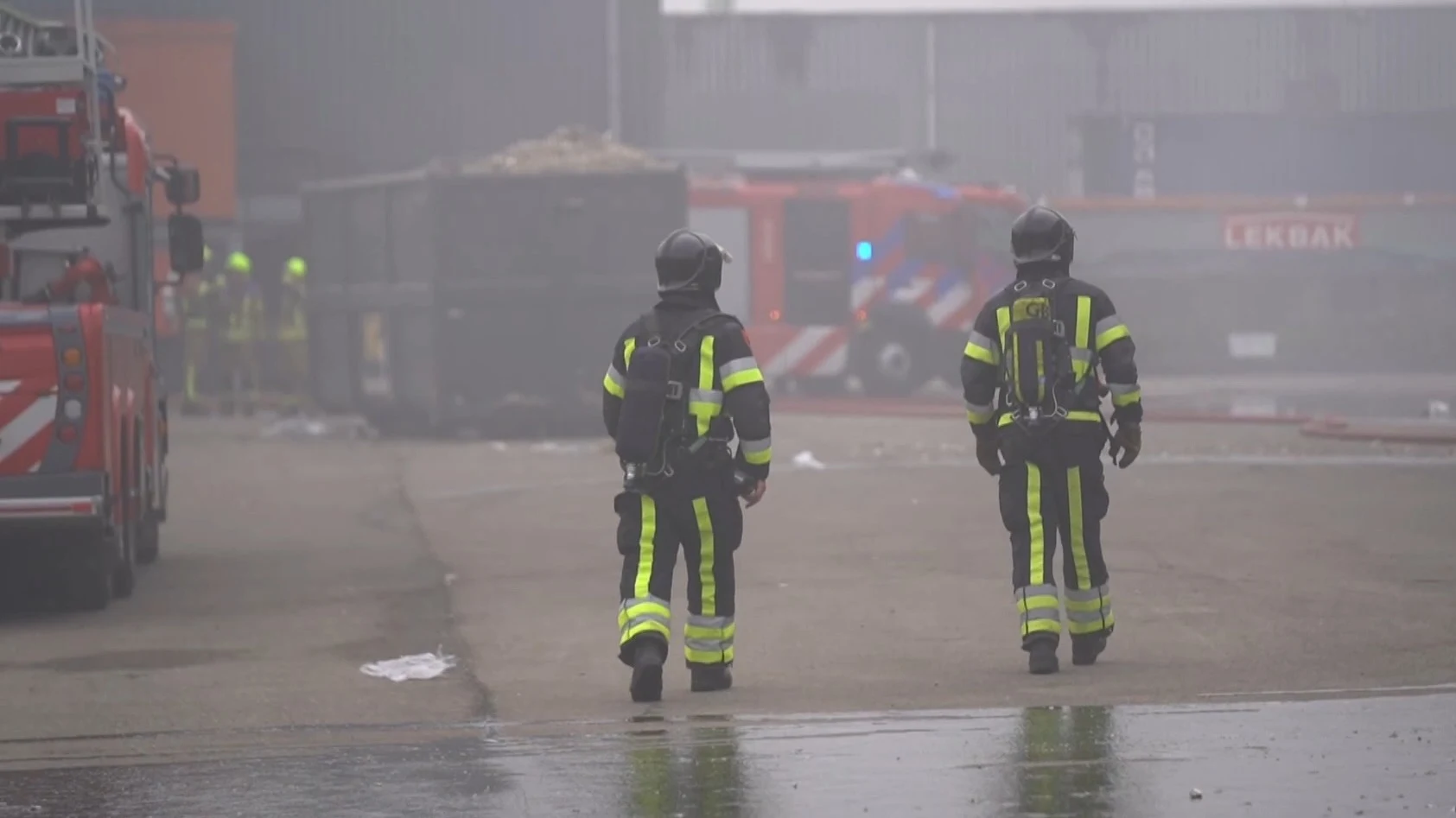 Zeer grote brand bij afvalbedrijf Rotterdam: rook over woonwijk