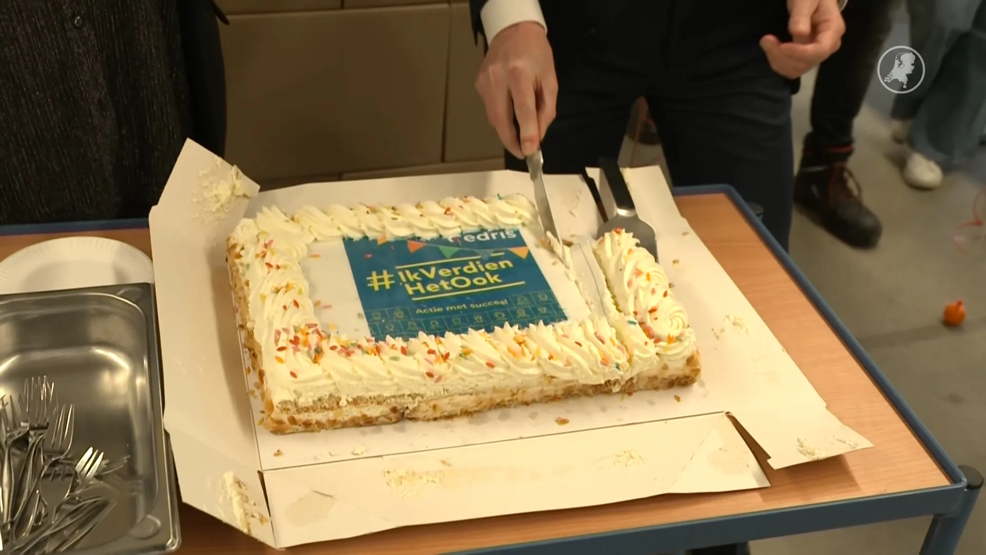 Werknemers gaan er volgend jaar tientjes per maand op vooruit na protest