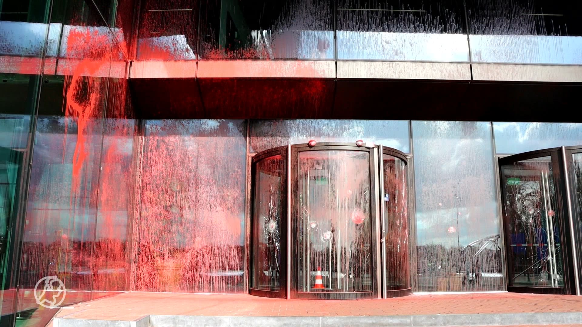 Hoofdkantoor Booking.com in Amsterdam beklad en vernield