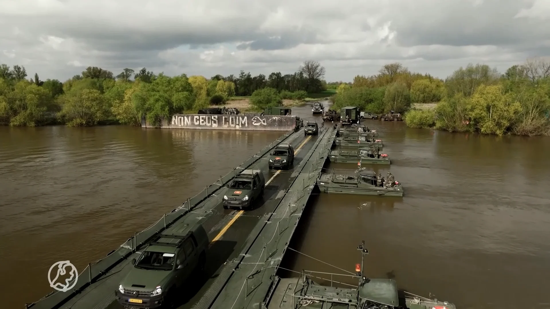 Militairen bouwen noodbrug over IJssel tijdens grote NAVO-oefening