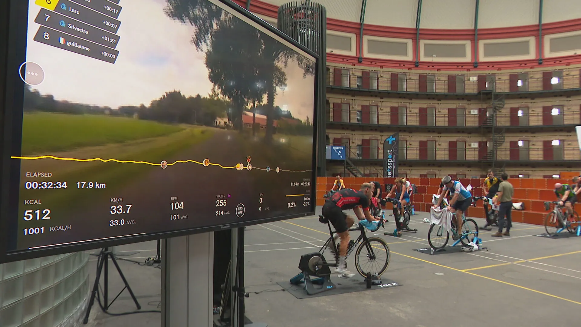 Geen Vuelta in Nederland? Deze wielerfans rijden virtuele etappe in Breda