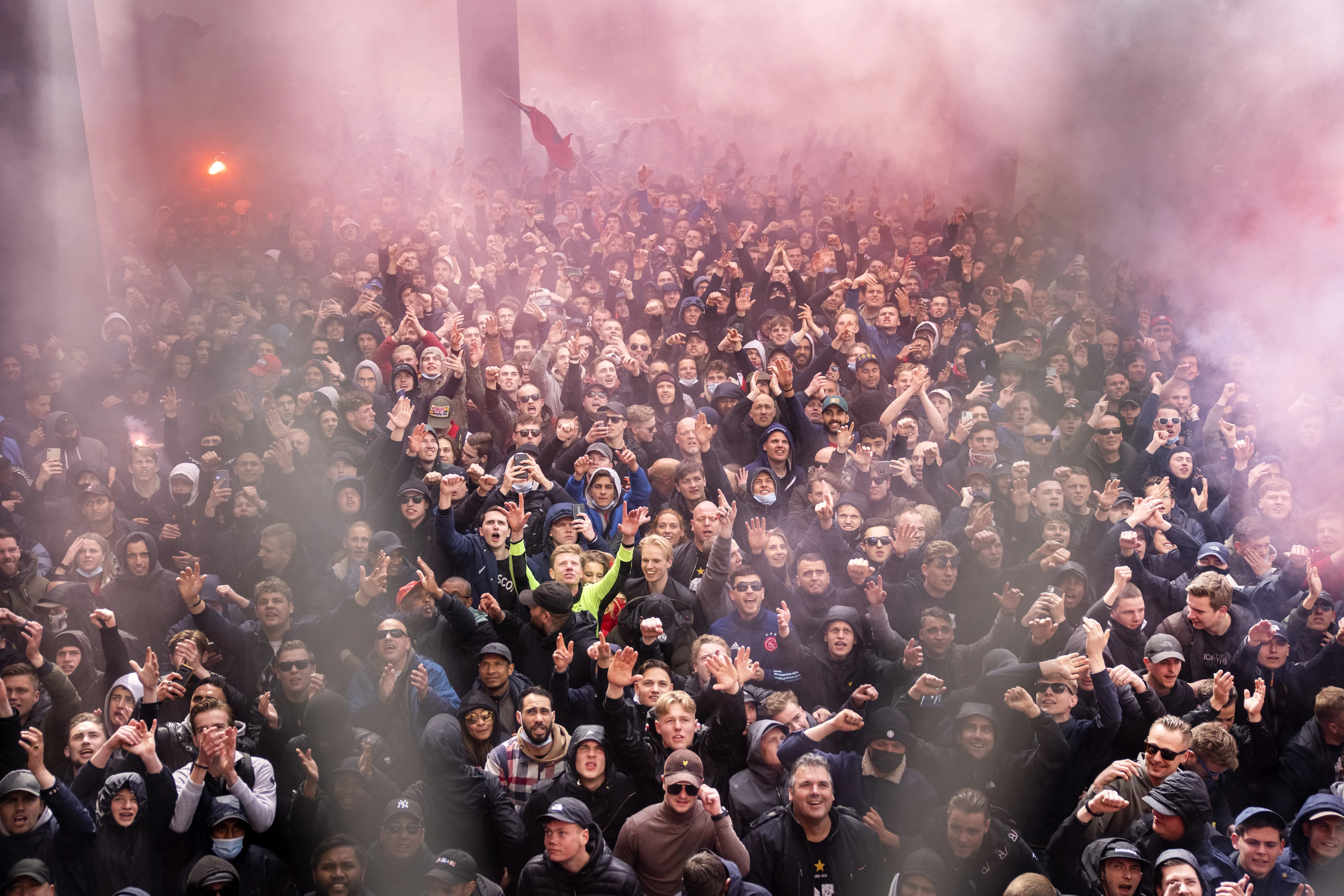 Meerderheid van Nederland: Ajacieden die na kampioensfeest corona krijgen verdienen geen ic-bed