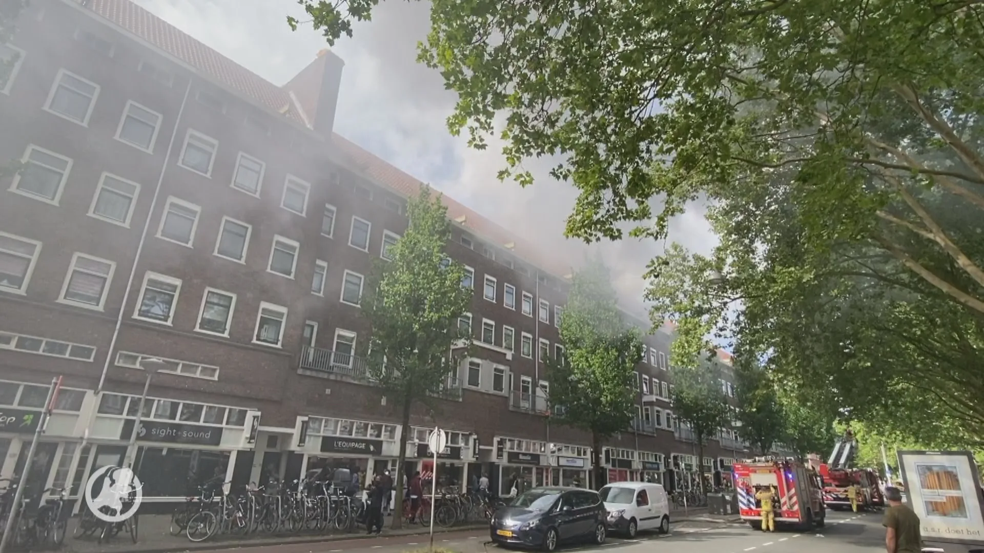 Veel rook vrijgekomen bij uitslaande brand op Amsterdamse zolder