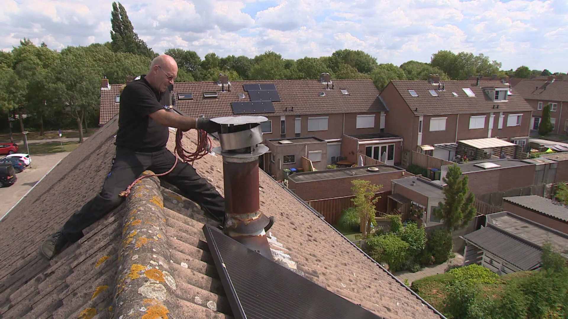 Schoorsteenvegers razend druk door run op houtkachels: 'Het is niet normaal'