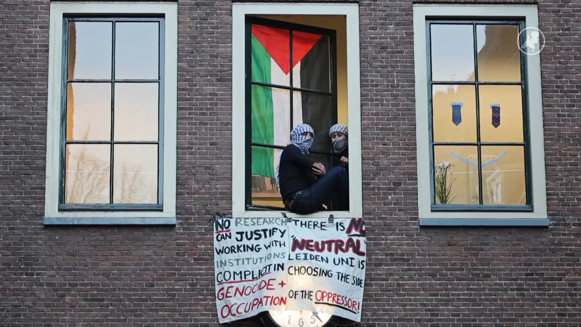 Universiteit Leiden verplaatst lezing om protest Pro-Palestijnse demonstranten in gebouw