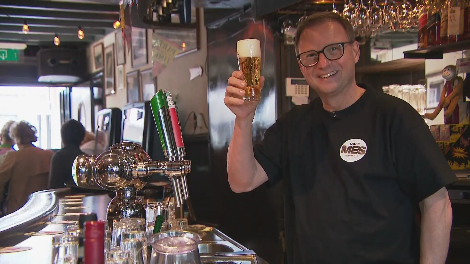 Verbijstering bij stamgasten: café Mes moet naam wijzigen om Vlaardingse steekpartijen
