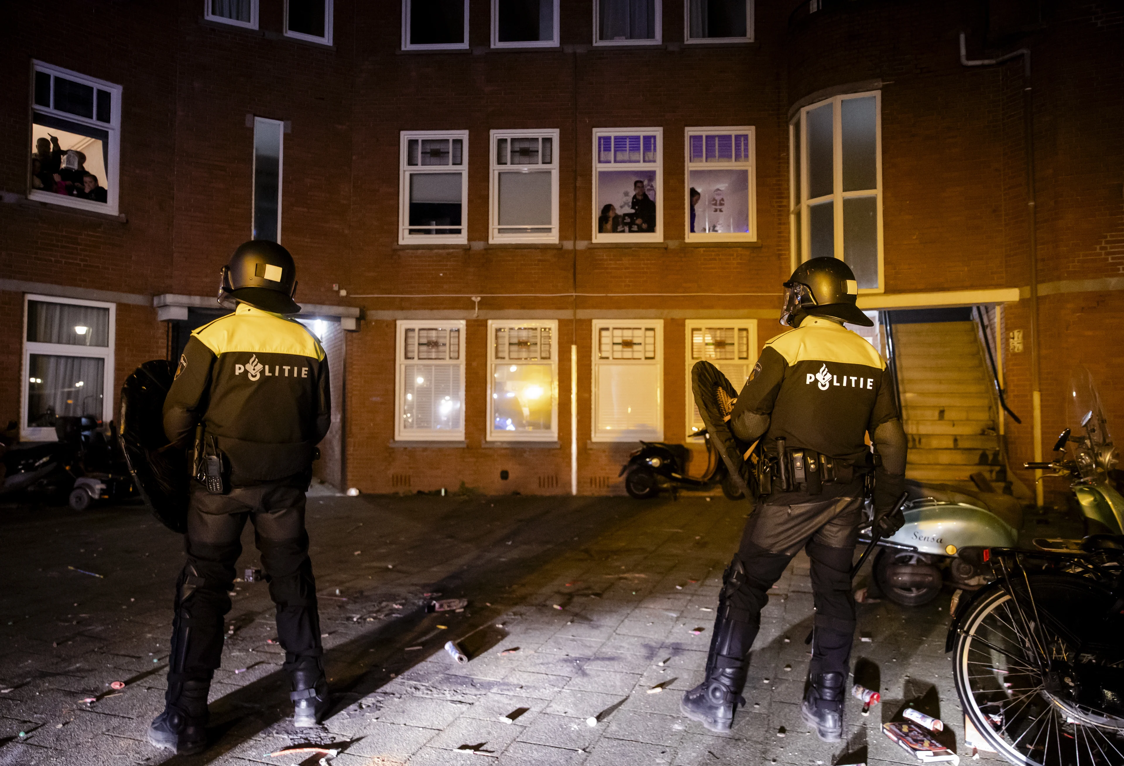 Tientallen arrestaties voor afsteken zwaar vuurwerk en bekogelen agenten