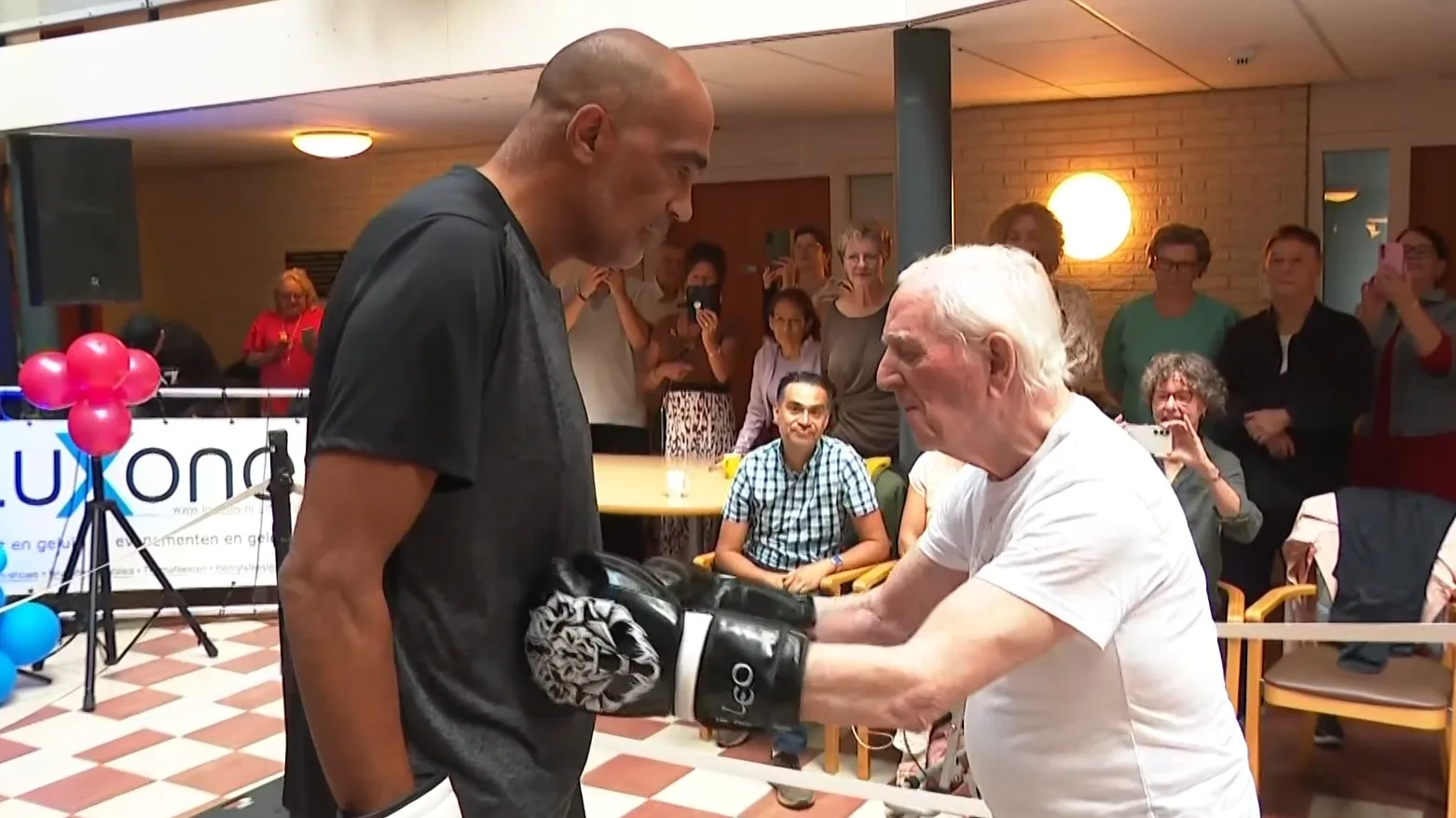Verzorgingshuis vervult wens Rudie (89): boksen tegen Arnold Vanderlyde