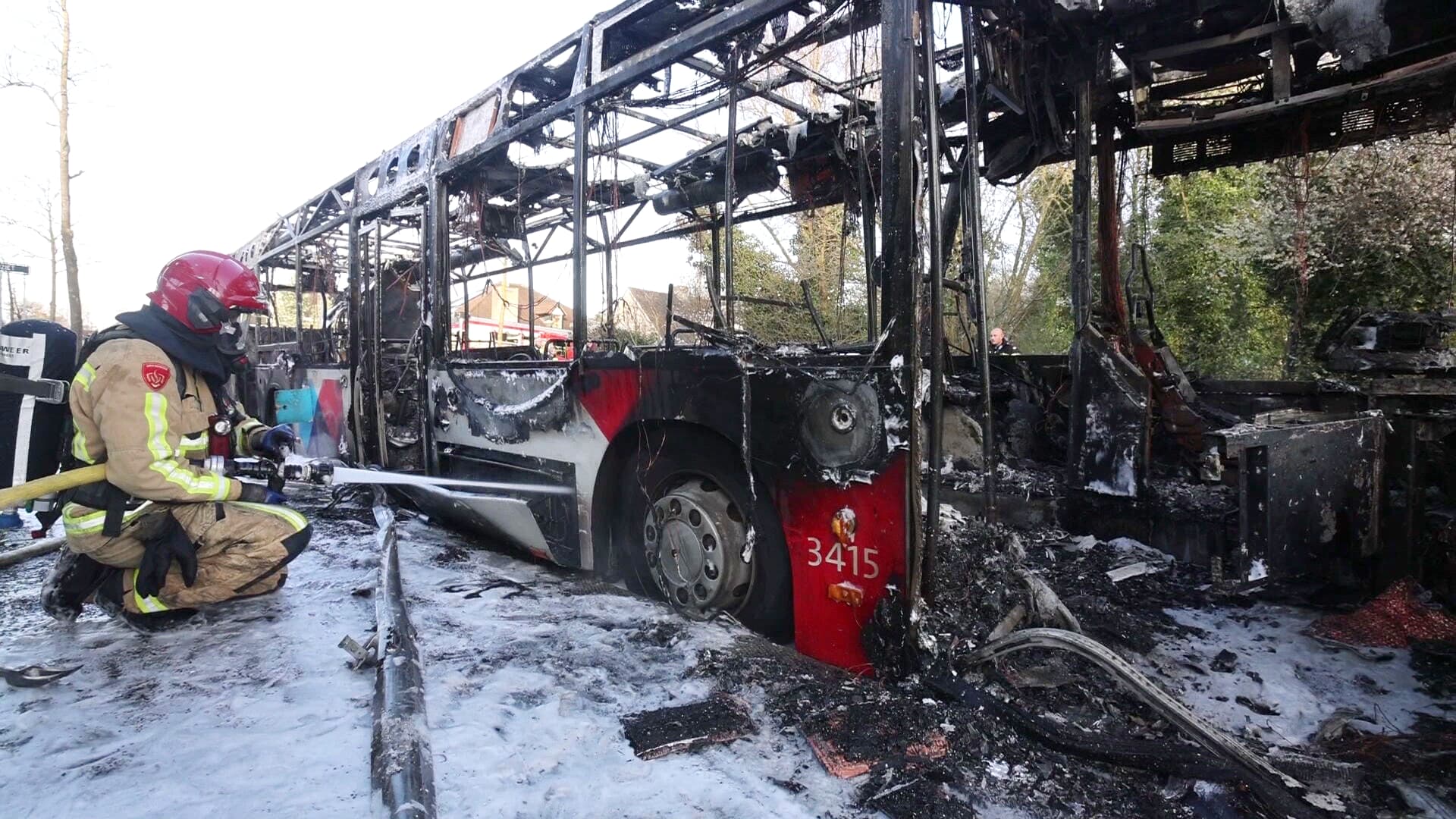 Lijnbus brandt uit in Eindhoven, inzittenden weten aan vlammen te ontkomen