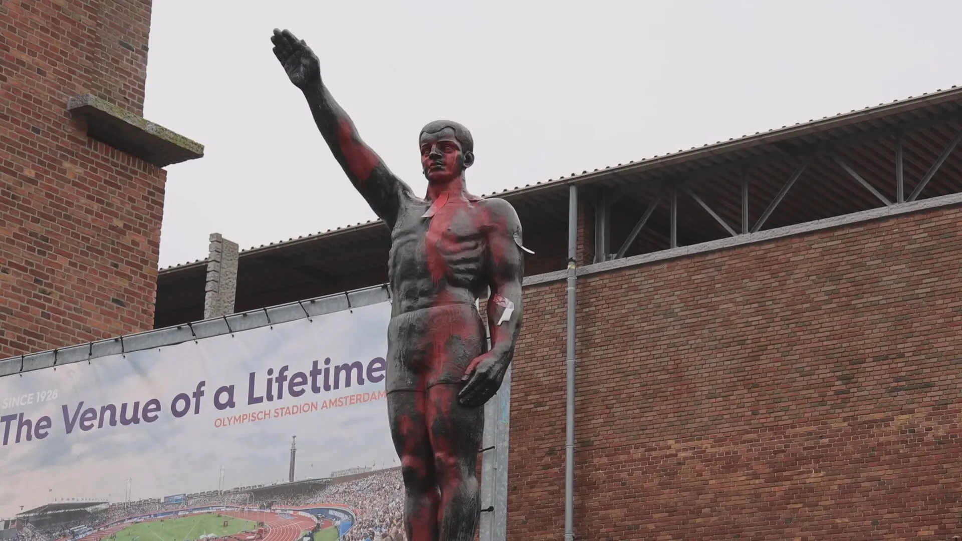 Olympisch Stadion beklad met 'fuck nazi's'-leuzen