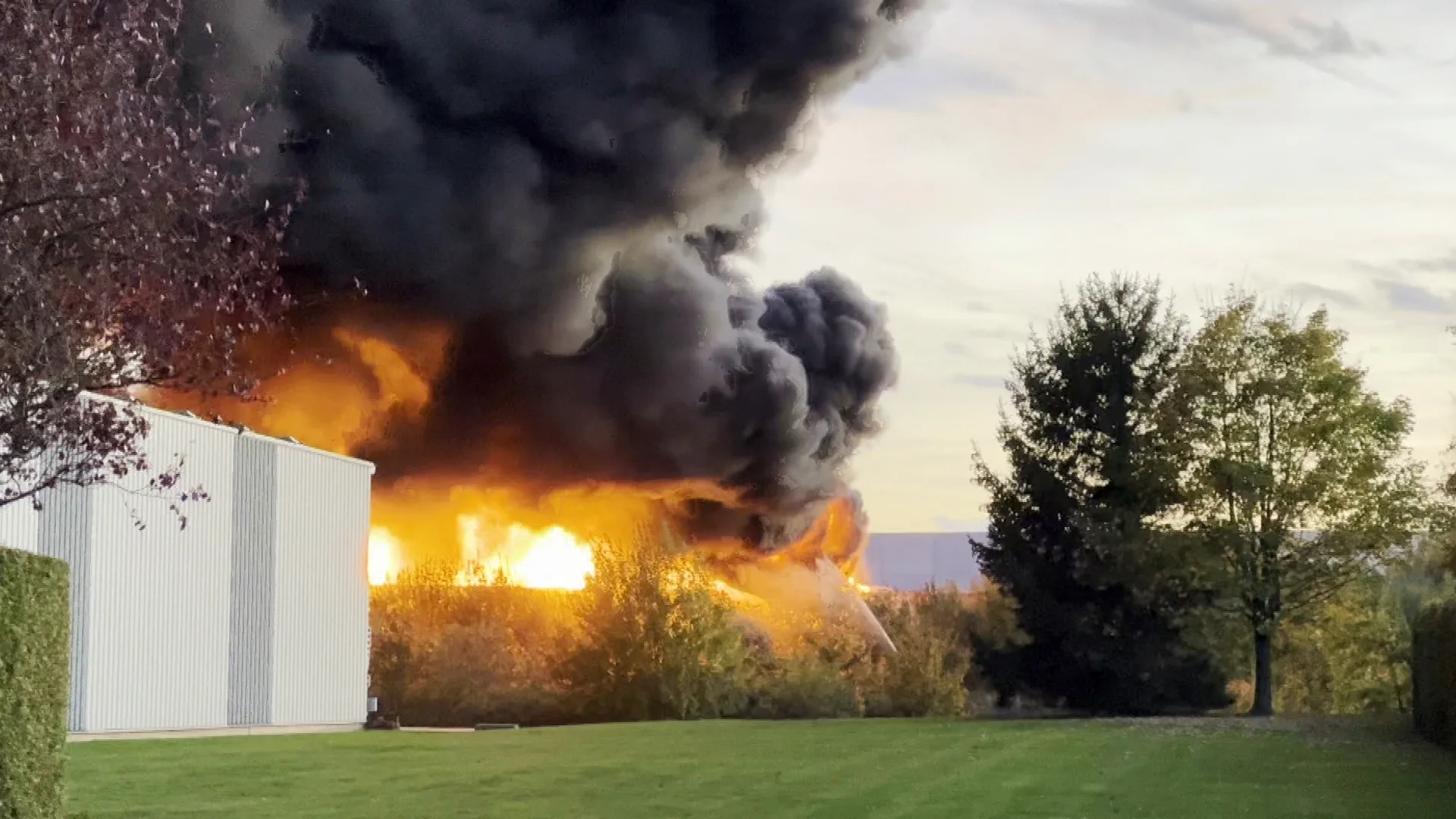 Dikke rookwolken boven Maastricht door Belgische industriebrand