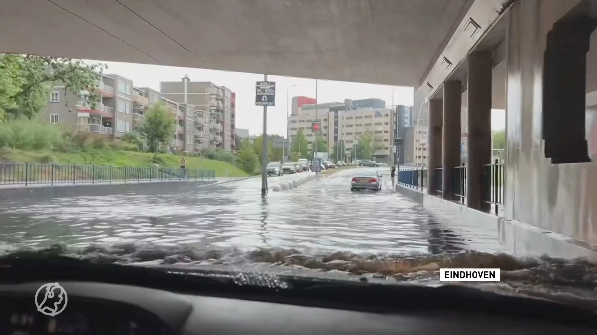 Wateroverlast in beeld: omgewaaide bomen, tunnels vol water en vastgelopen auto's