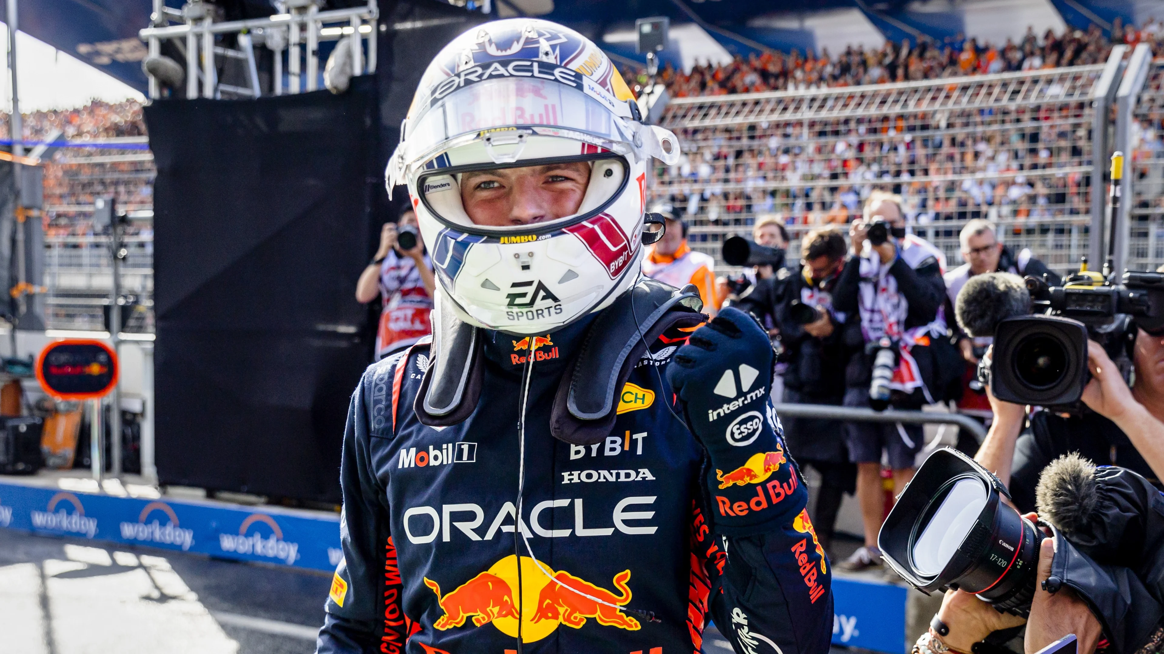 Verstappen na 'ongelooflijke' kwalificatie: 'De druk was enorm'