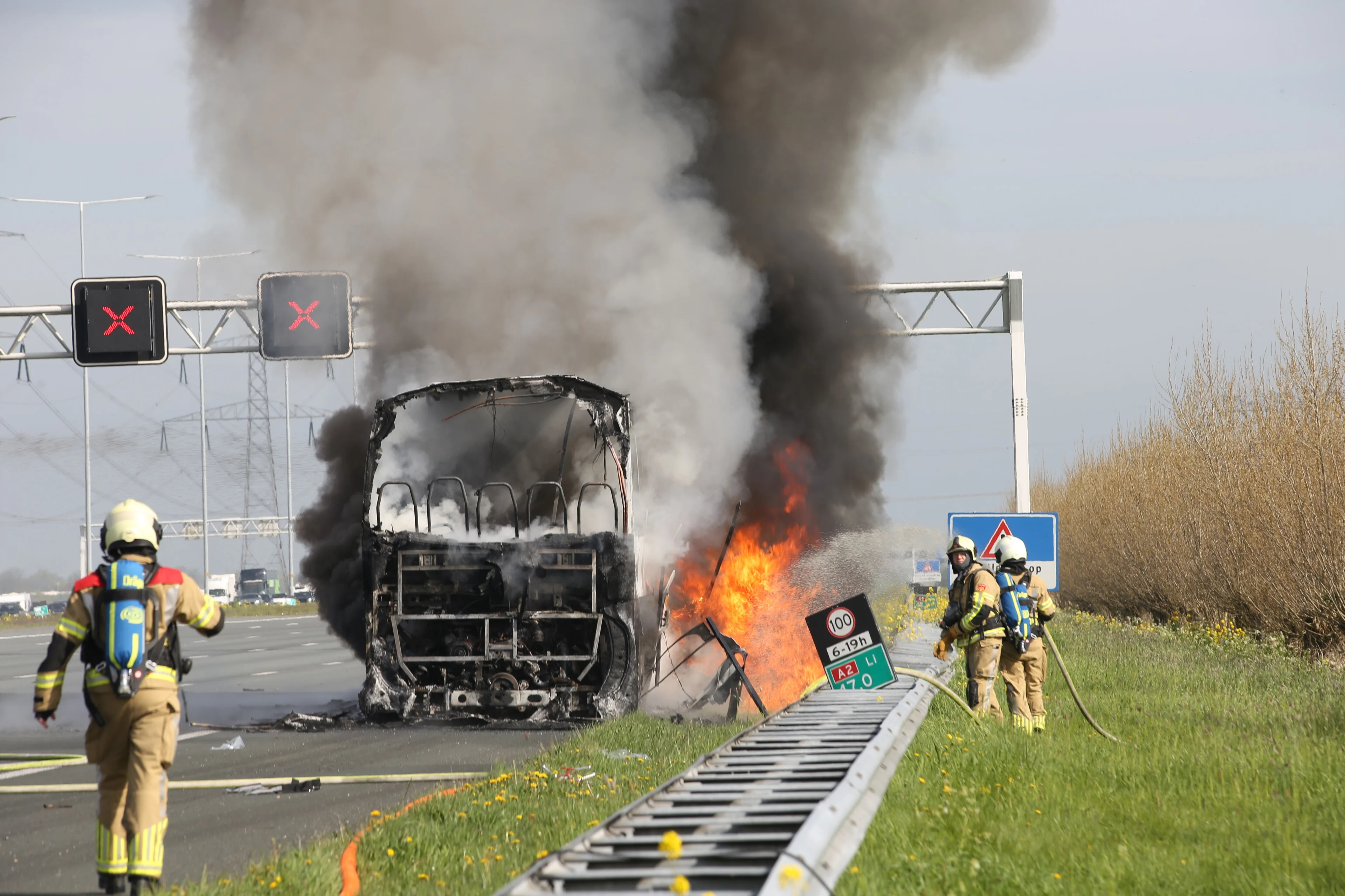 Touringcar gaat in vlammen op, A2 in beide richtingen afgesloten