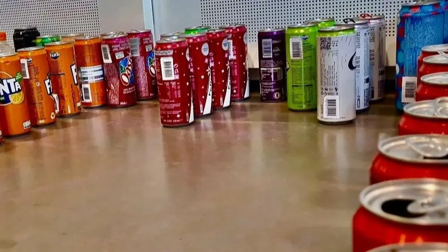 Man plakt neppe barcodes op blikjes om statiegeld te cashen en wordt opgepakt