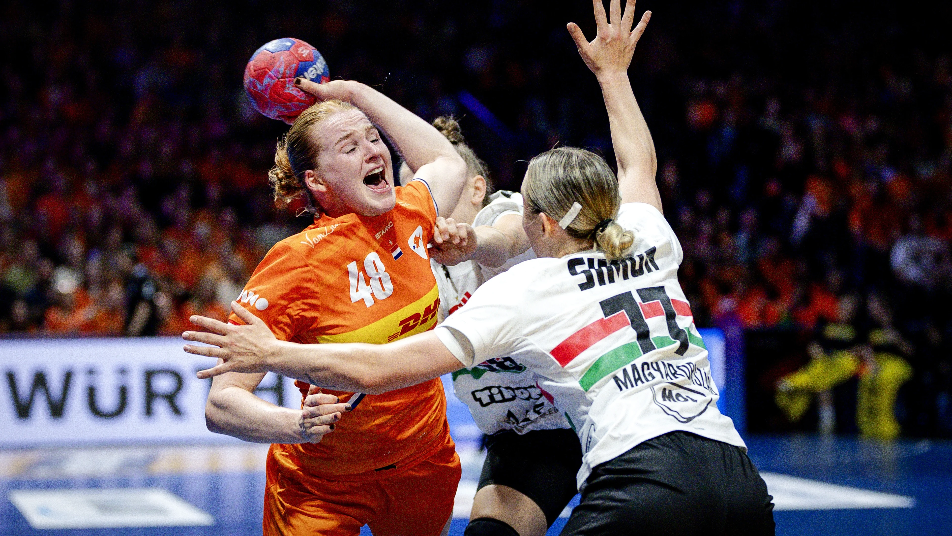 Euforie in Rotterdam: Nederlandse handbalsters overtuigend naar halve finale