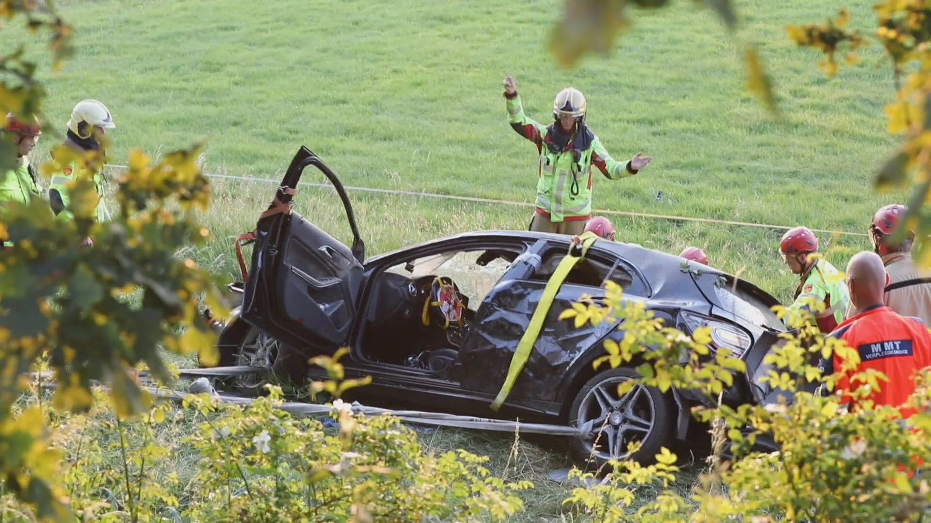 Auto slaat over de kop en belandt in sloot, inzittende bekneld en zwaargewond