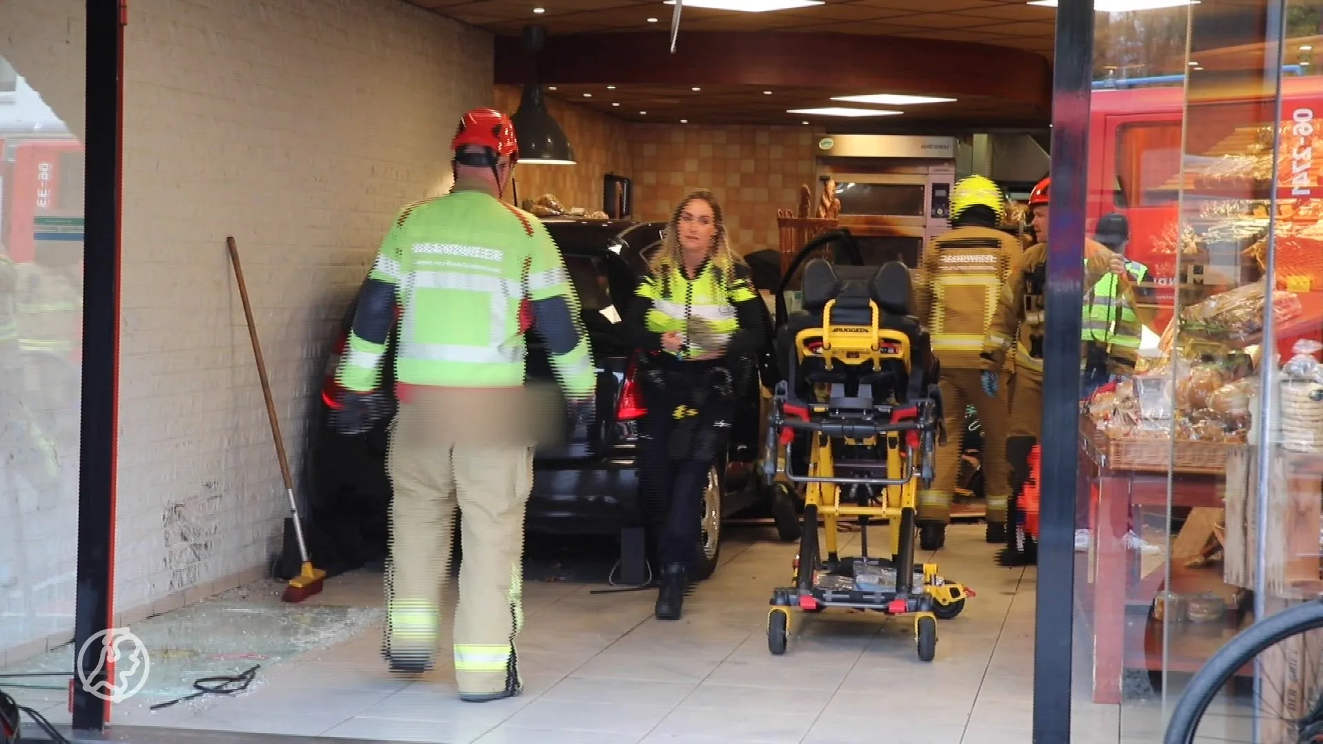 Auto rijdt bakkerij binnen in Ugchelen, meerdere klanten gewond