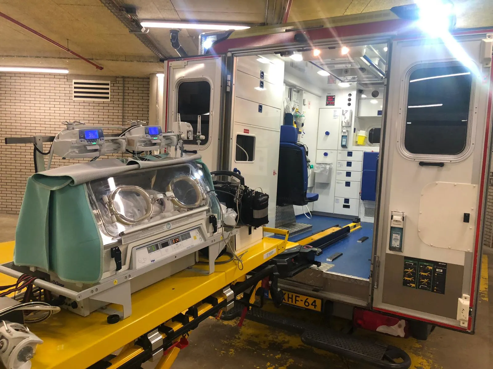 Ambulancemedewerkers krijgen volle laag bij redding te vroeg geboren baby