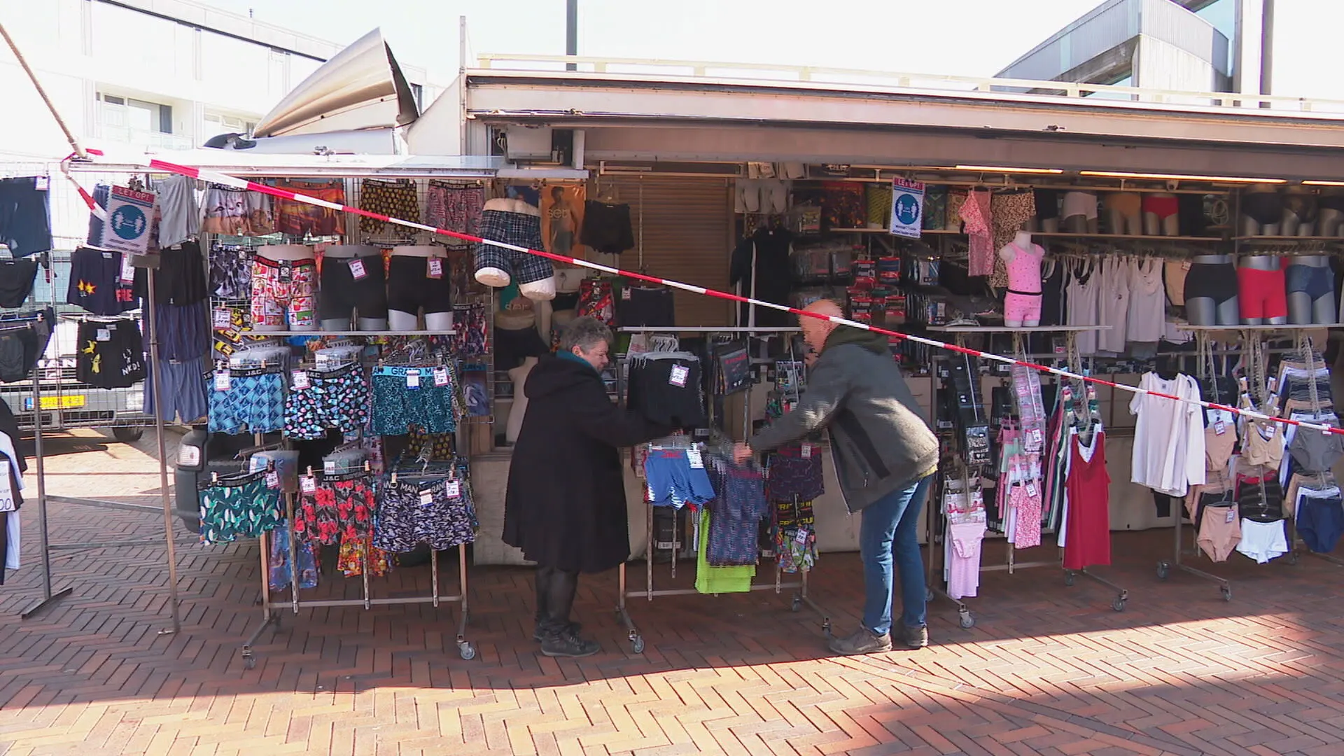 Markt in Roosendaal uit protest weer open als vanouds: 'We gaan eraan kapot'