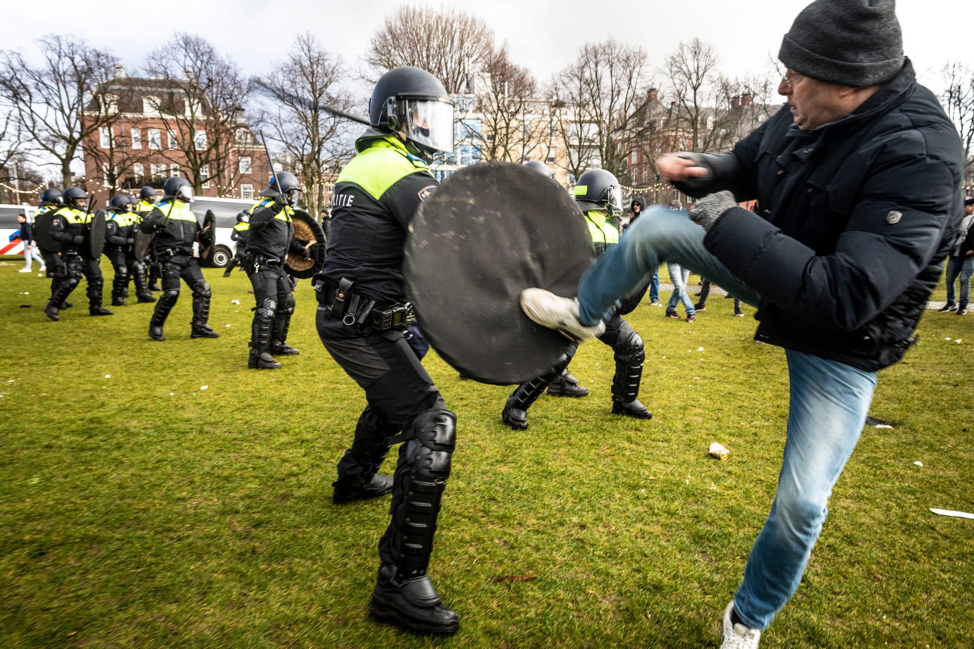 'Gewapende demonstranten onderweg naar Eindhoven en Amsterdam'