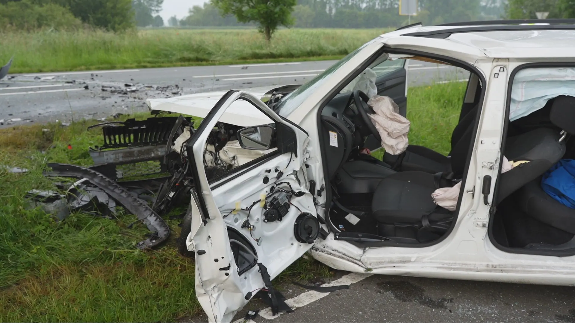 Zwaargewonden en enorme ravage na frontale aanrijding in Giessen