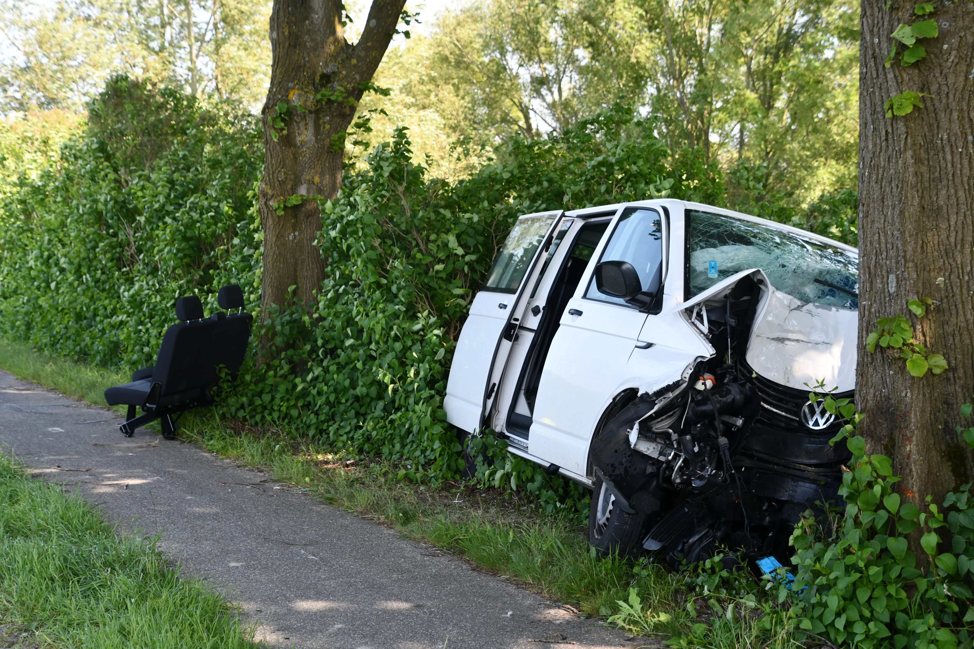 Vijf kinderen en bestuurder gewond naar ziekenhuis na ernstig ongeval Zeeland