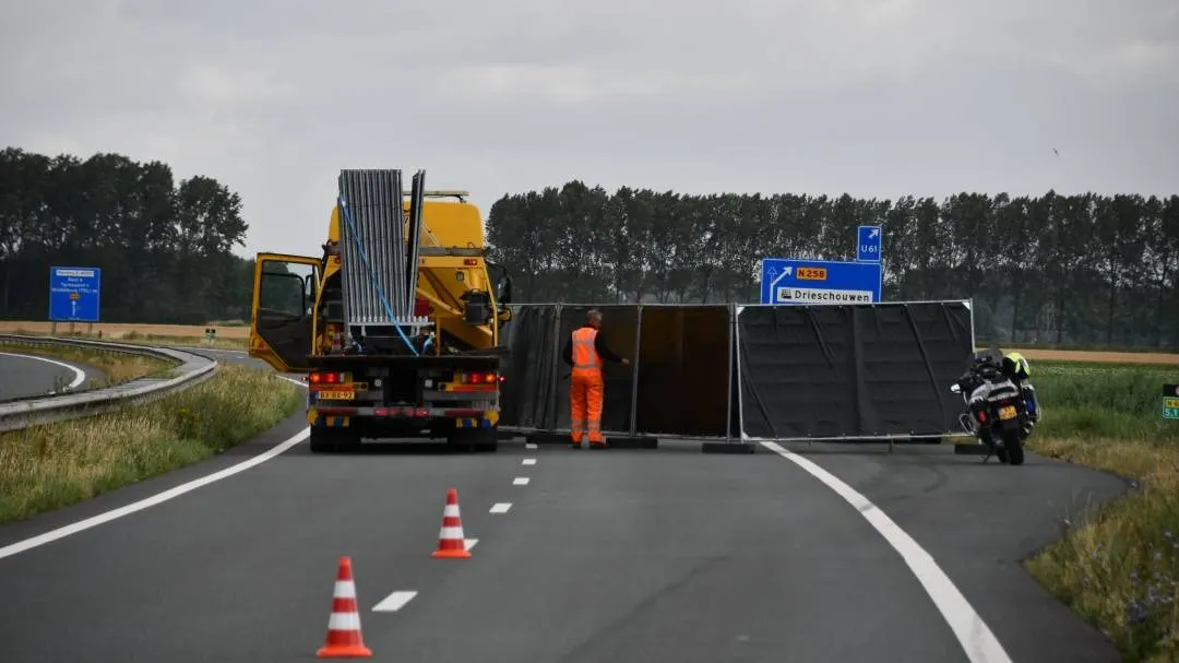 Voetganger komt om het leven bij aanrijding door vrachtwagen, N62 afgesloten