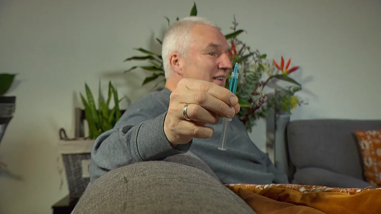Peter is doodsbang voor naalden, maar wil toch coronaprik: 'Dan maar aan de kalmeringsmiddelen'
