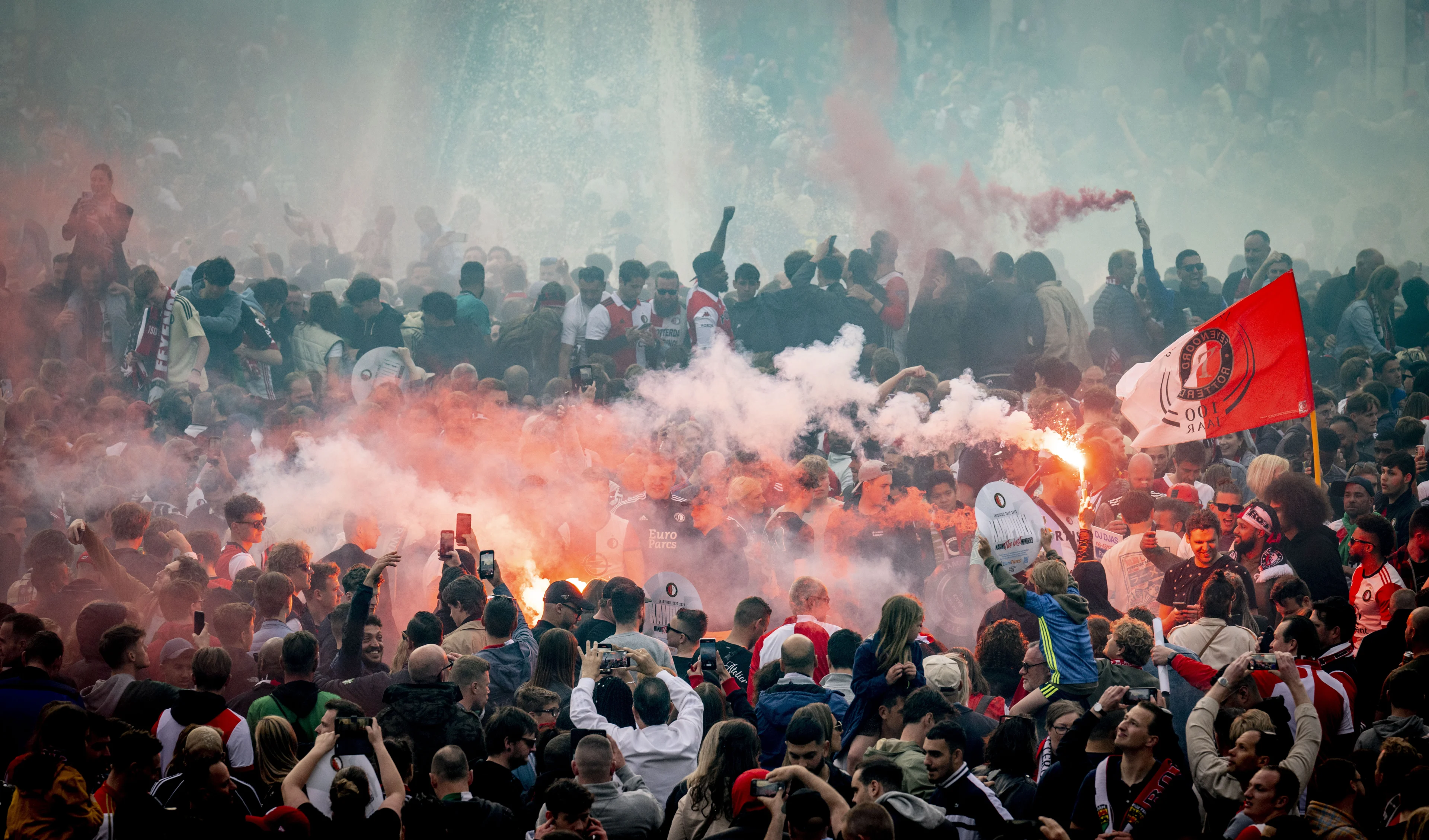 Ruim 100 Feyenoordsupporters aangehouden, politieruiter gewond naar ziekenhuis