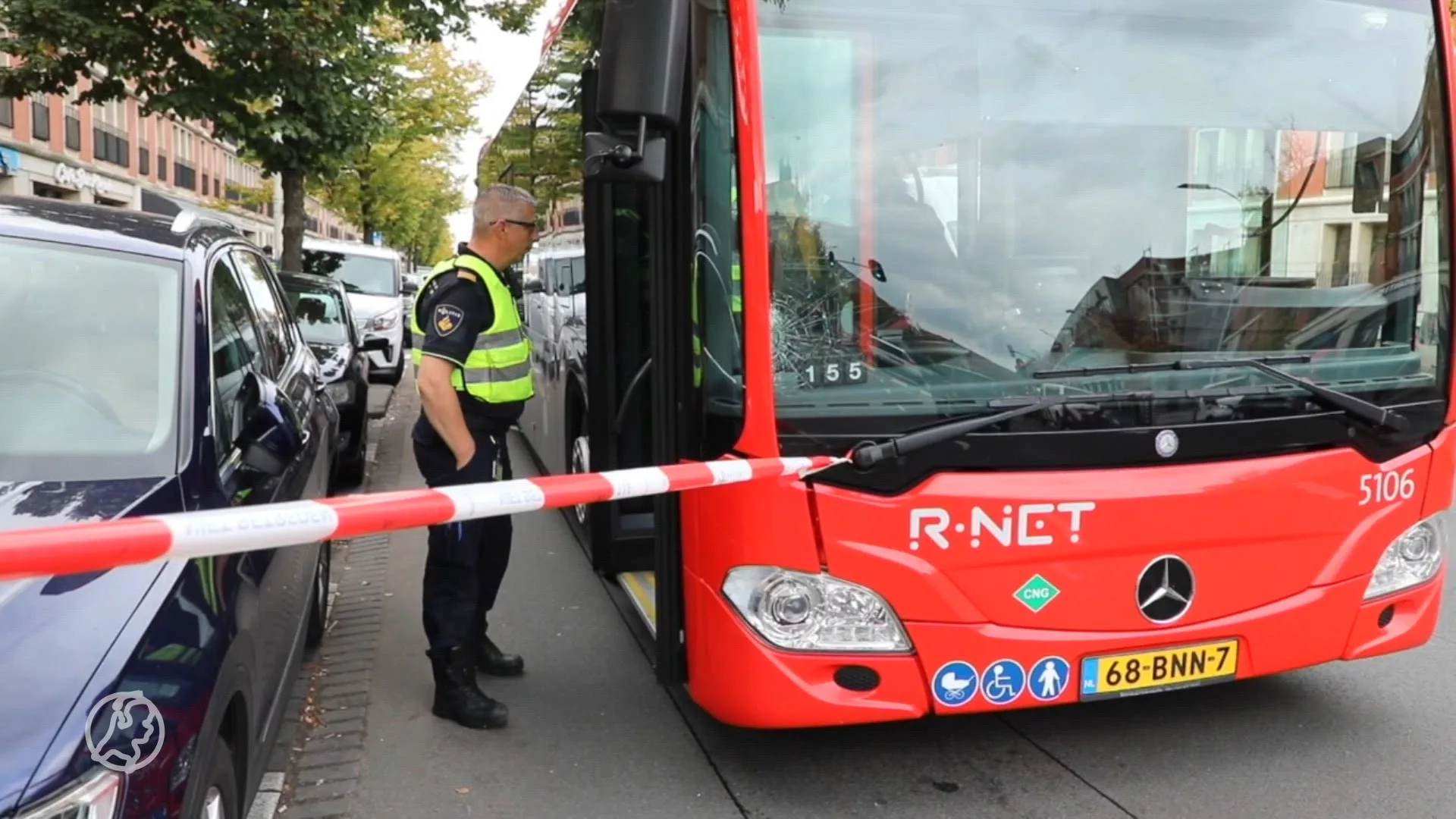 Voetganger met spoed naar het ziekenhuis na aanrijding met bus