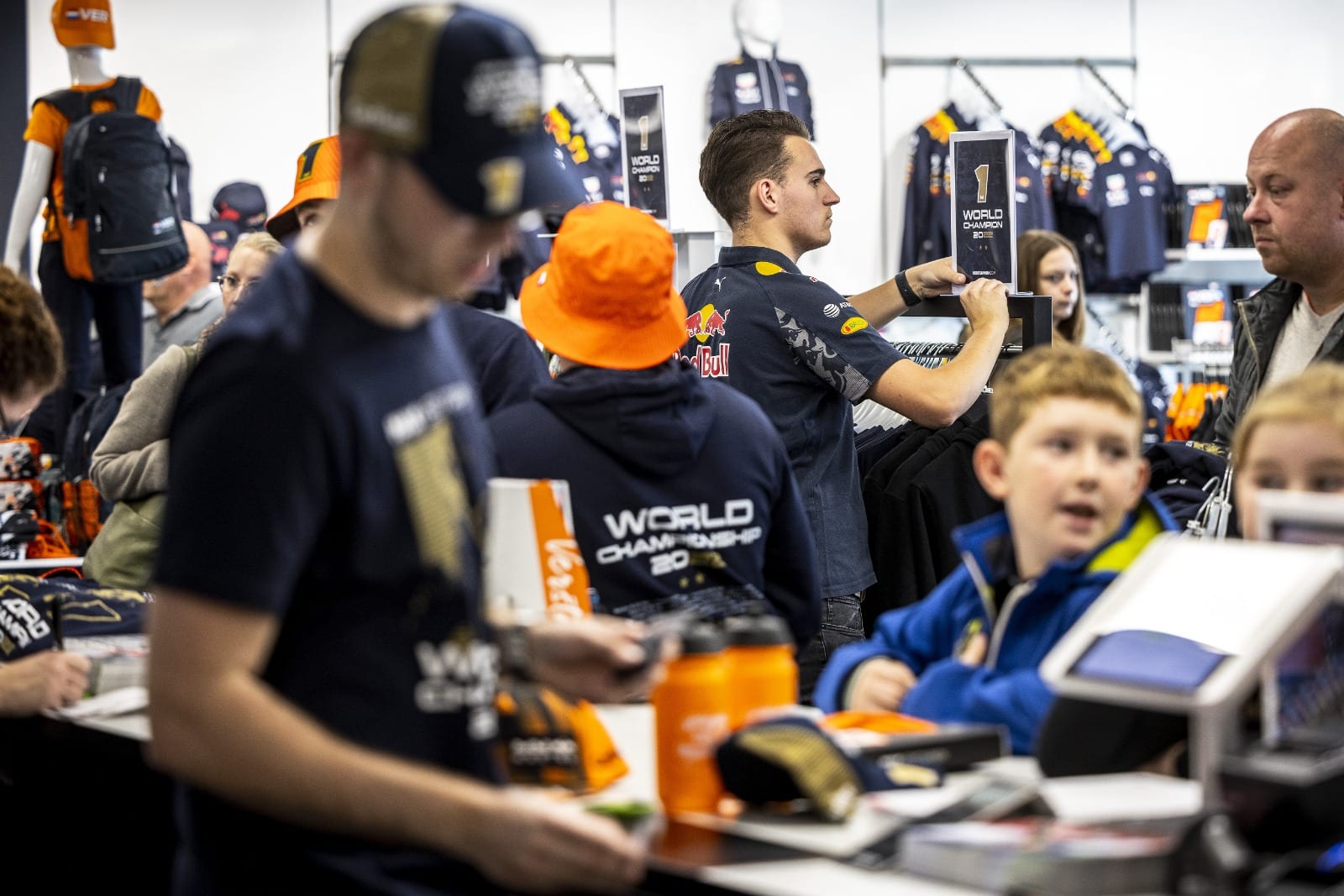 Grote drukte bij F1-fanshops na behalen tweede wereldkampioenschap Verstappen