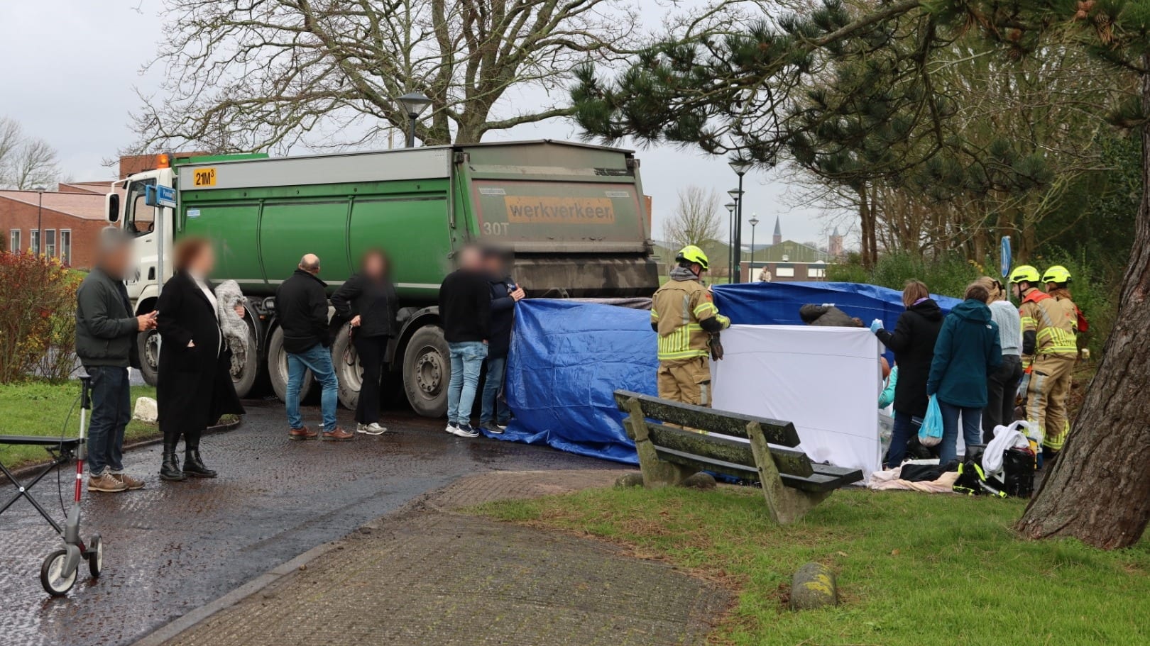 Vrouw zwaargewond nadat loodzware kiepwagen over haar voet rijdt
