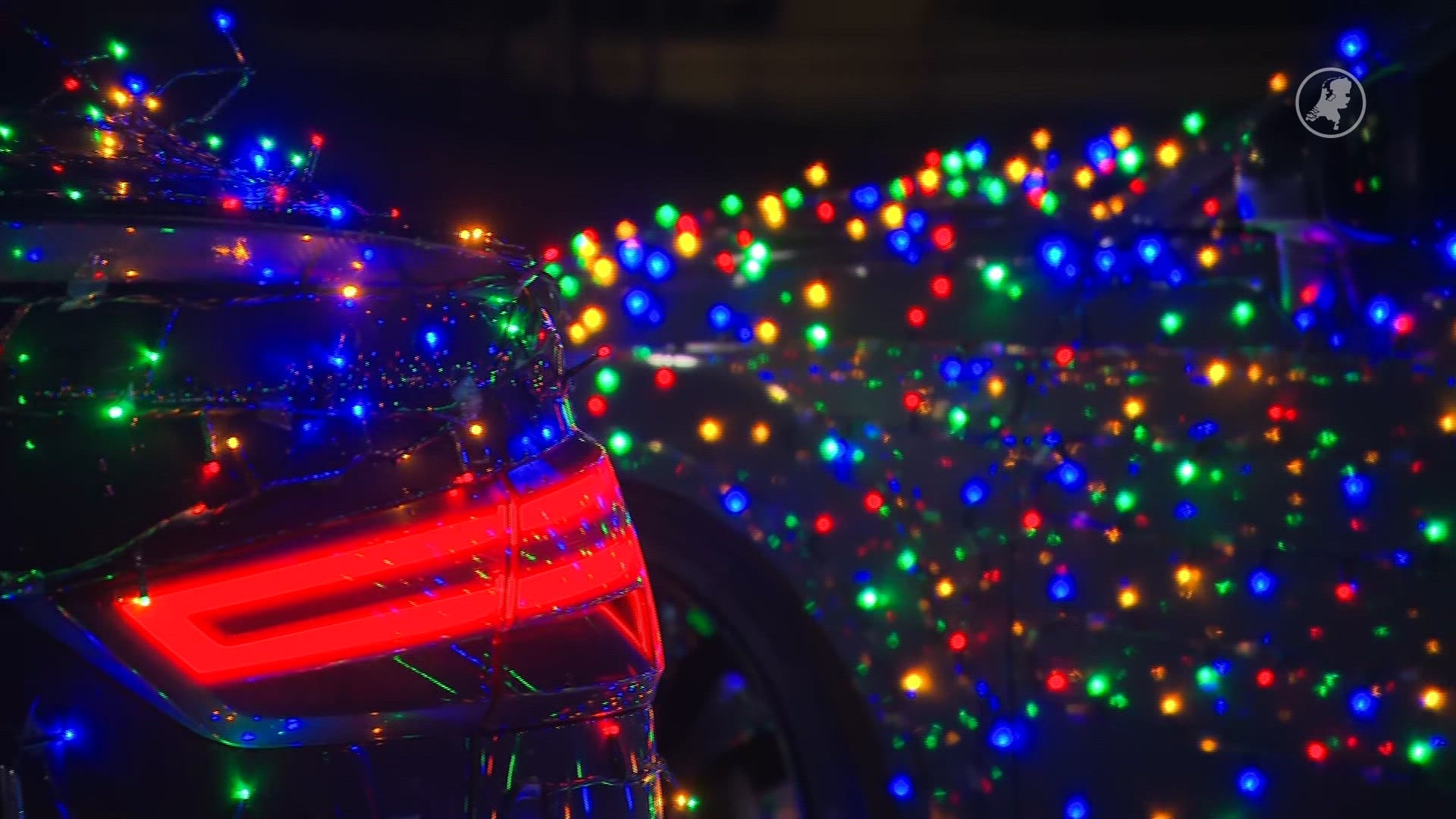 Kevin en Daniël trekken aandacht met extreem verlichte kerstauto's