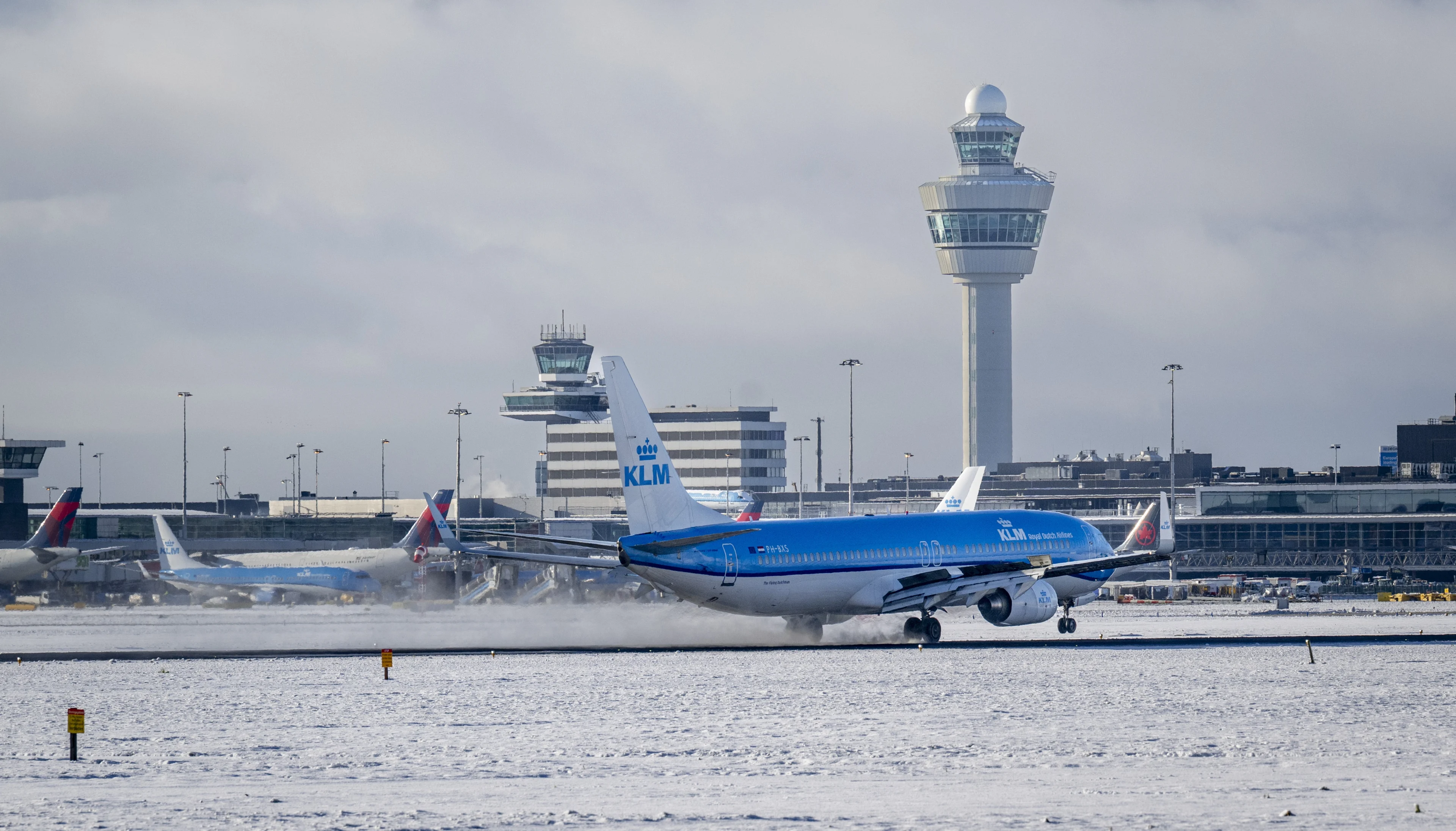 KLM schrapt voor vrijdag wéér tientallen vluchten om winters weer