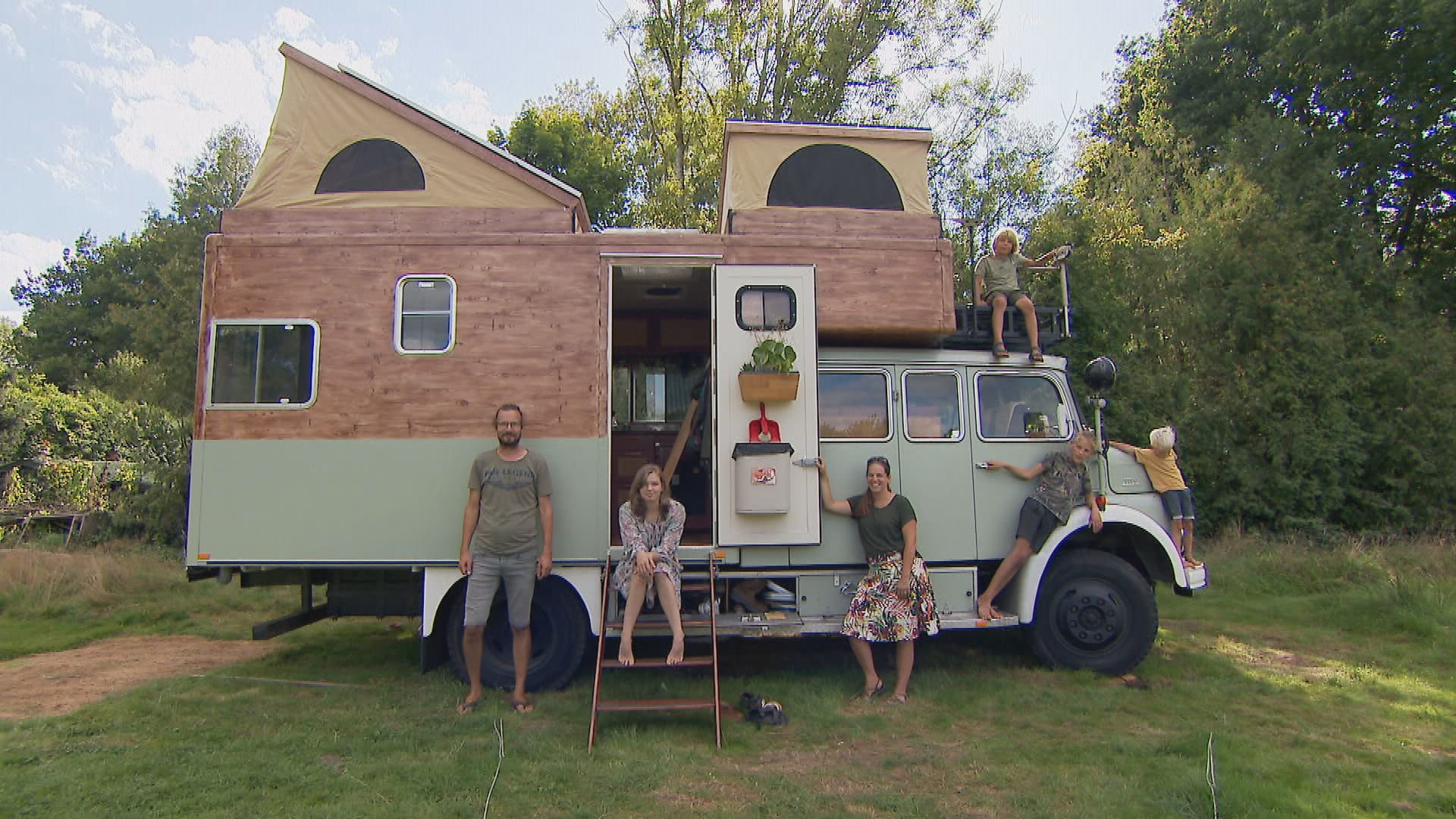 Dit gezin van zes gaat op wereldreis in een omgebouwde brandweerwagen