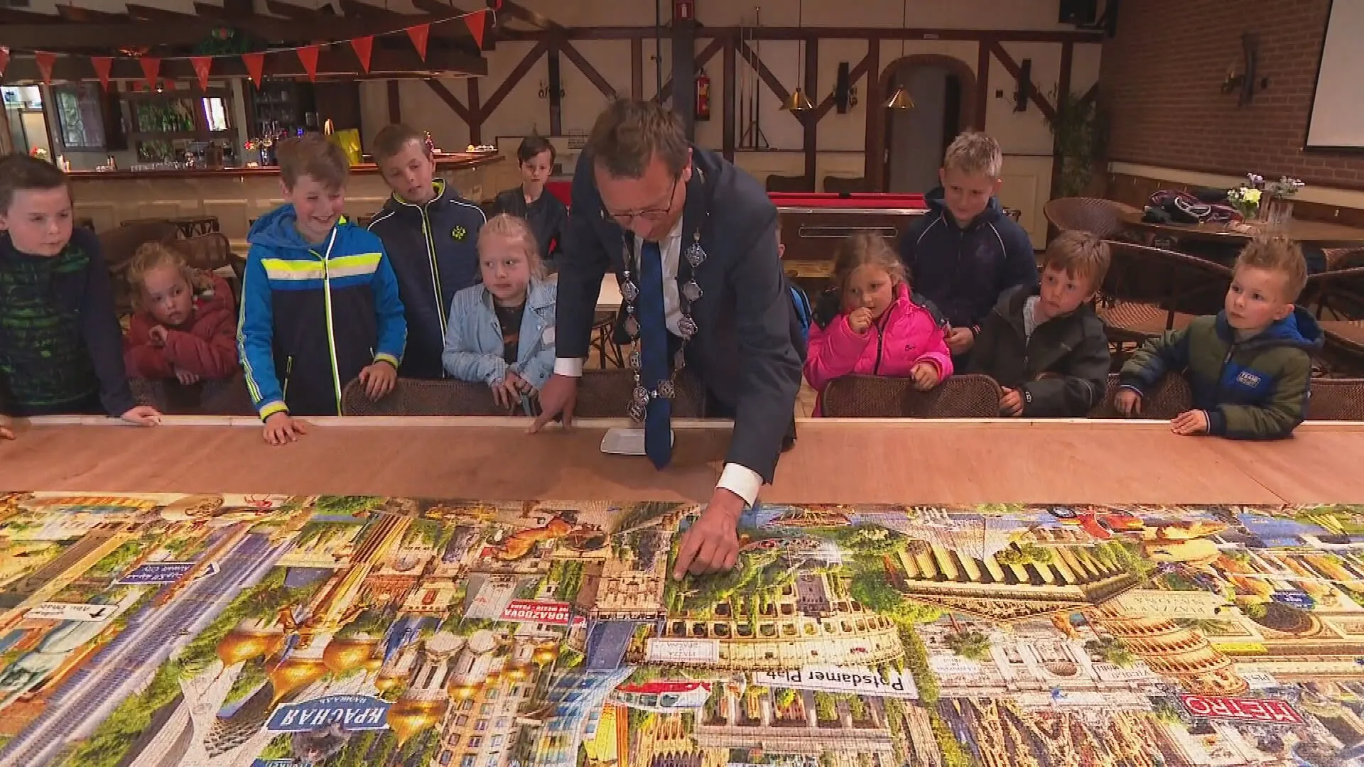 42.000 stukjes tellende coronapuzzel van familie Stapel is eindelijk af