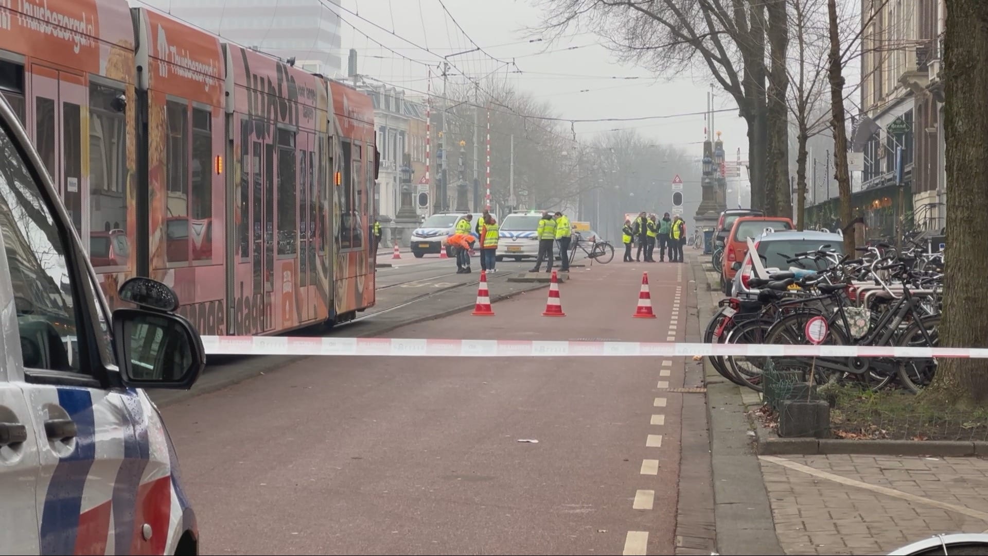 Tiener onder tram in Amsterdam, met spoed naar ziekenhuis gebracht