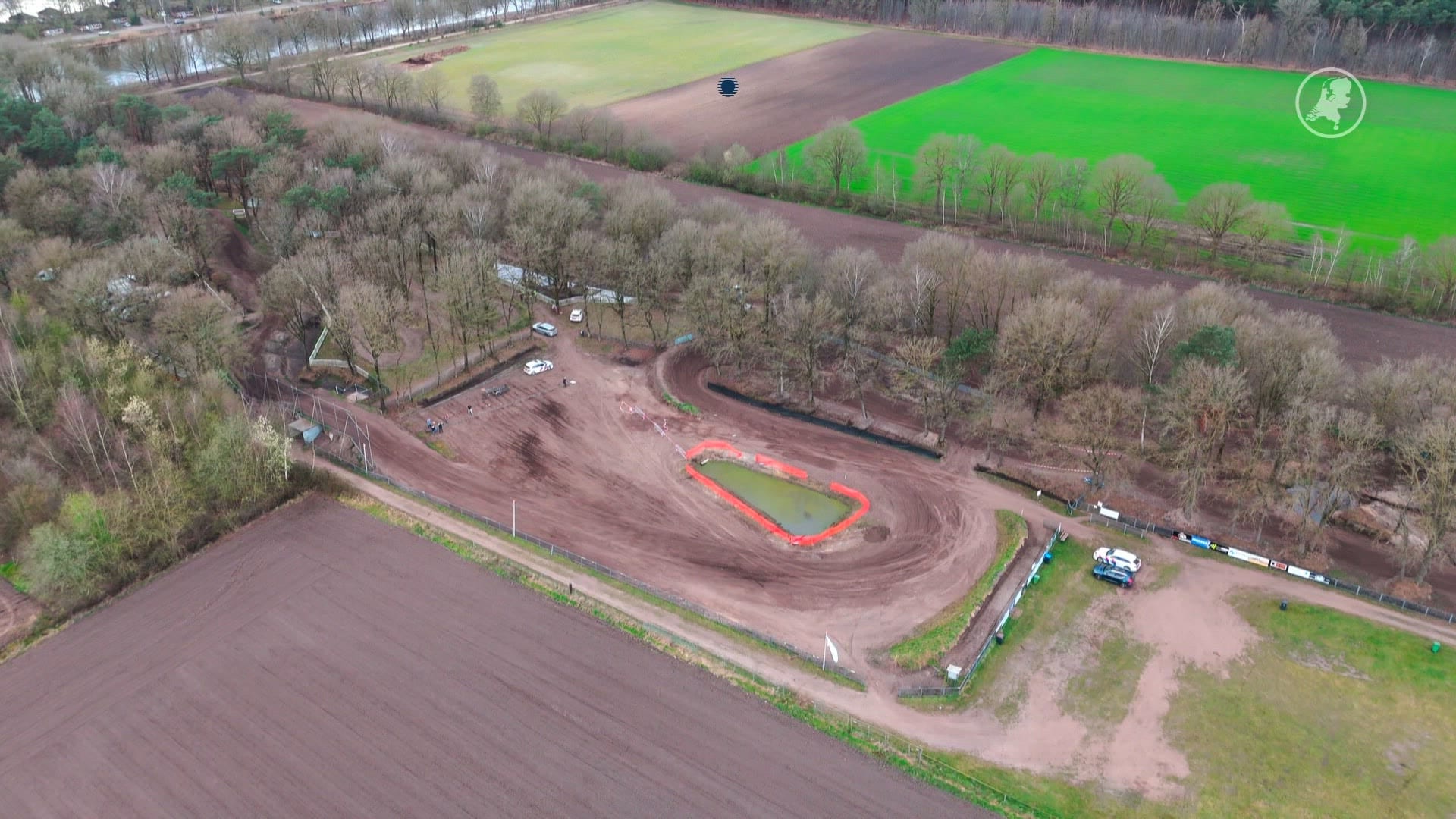 Bij een motorcrosswedstrijd in Biest-Houtakker is een motorrijder om het leven gekomen