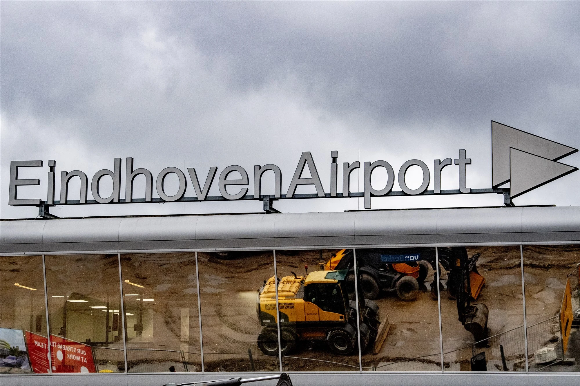 Vlucht met zes evacués uit China geland op vliegbasis Eindhoven