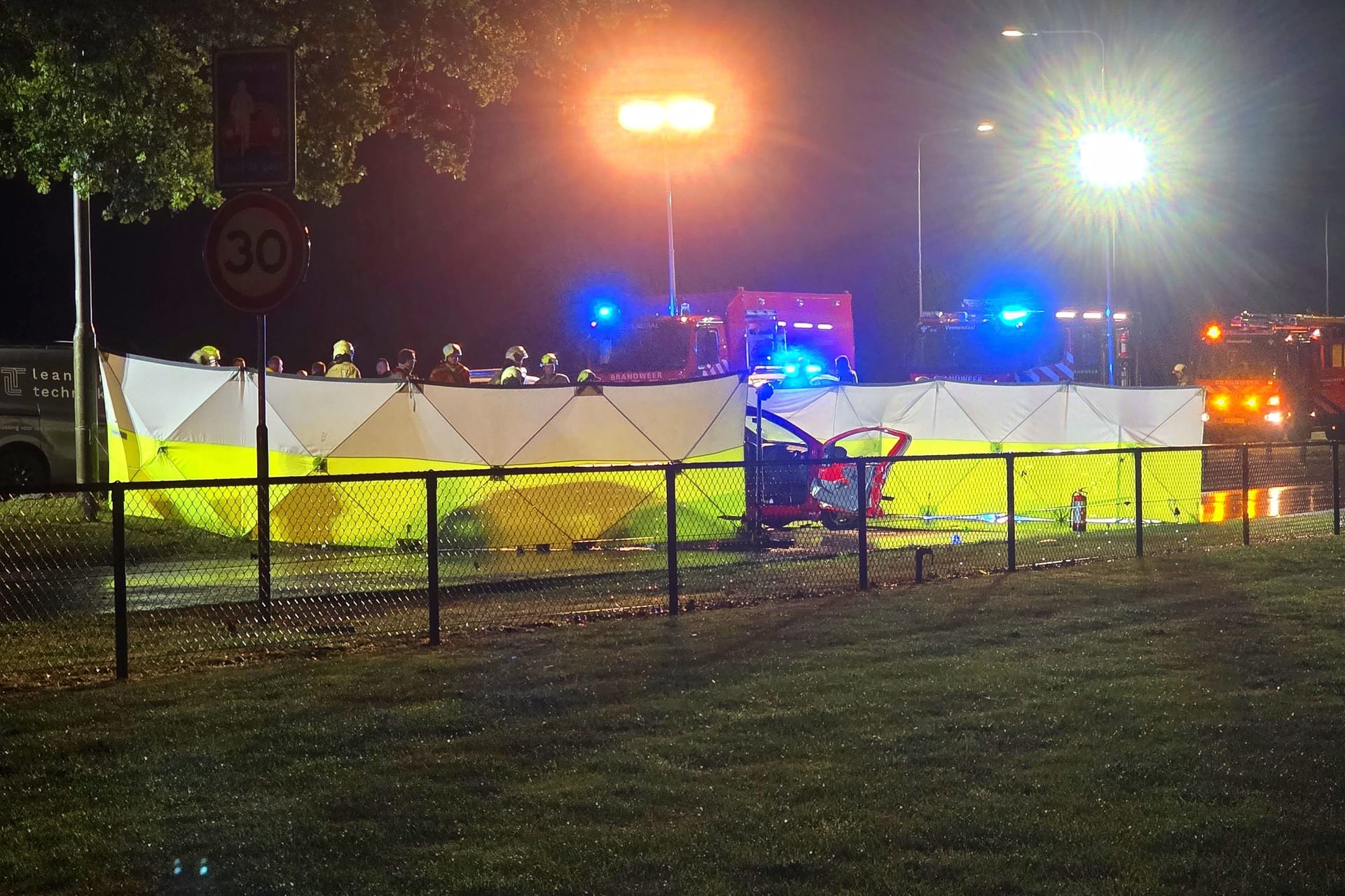 Tiener (15) overleden bij botsing met bestelbus op N233