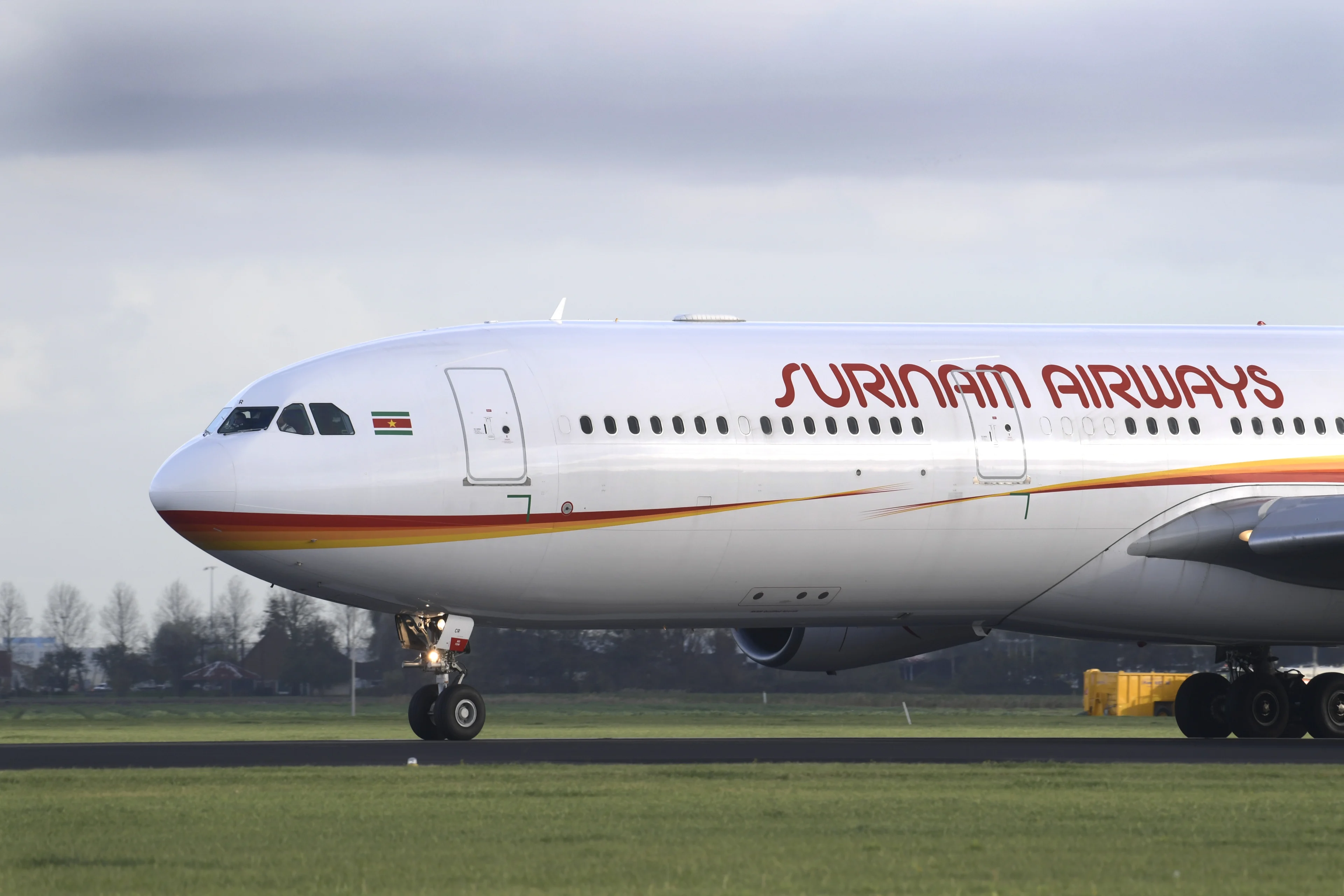 Surinaamse politie vindt 600 kilo cocaïne in vliegtuig met bestemming Amsterdam