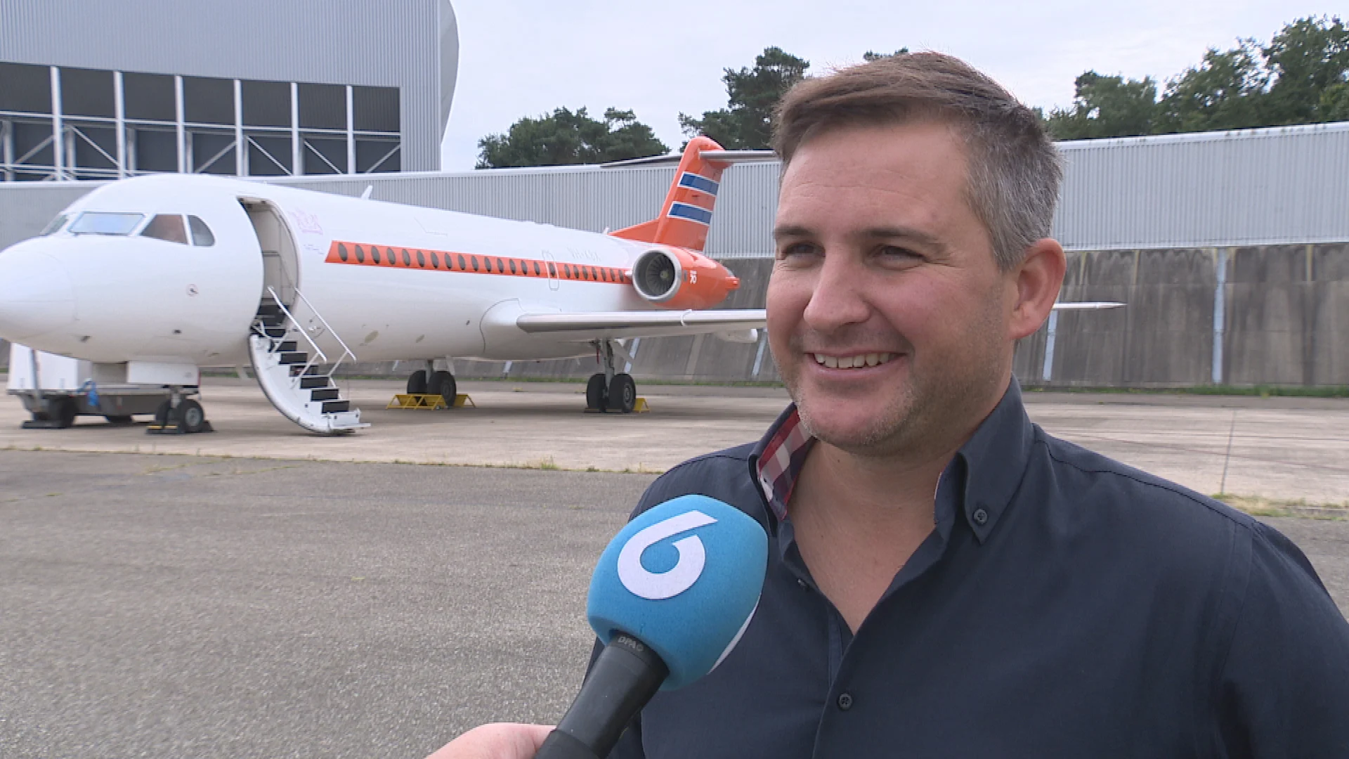 Van monteur naar eigenaar: Kris koopt oud vliegtuig van koning