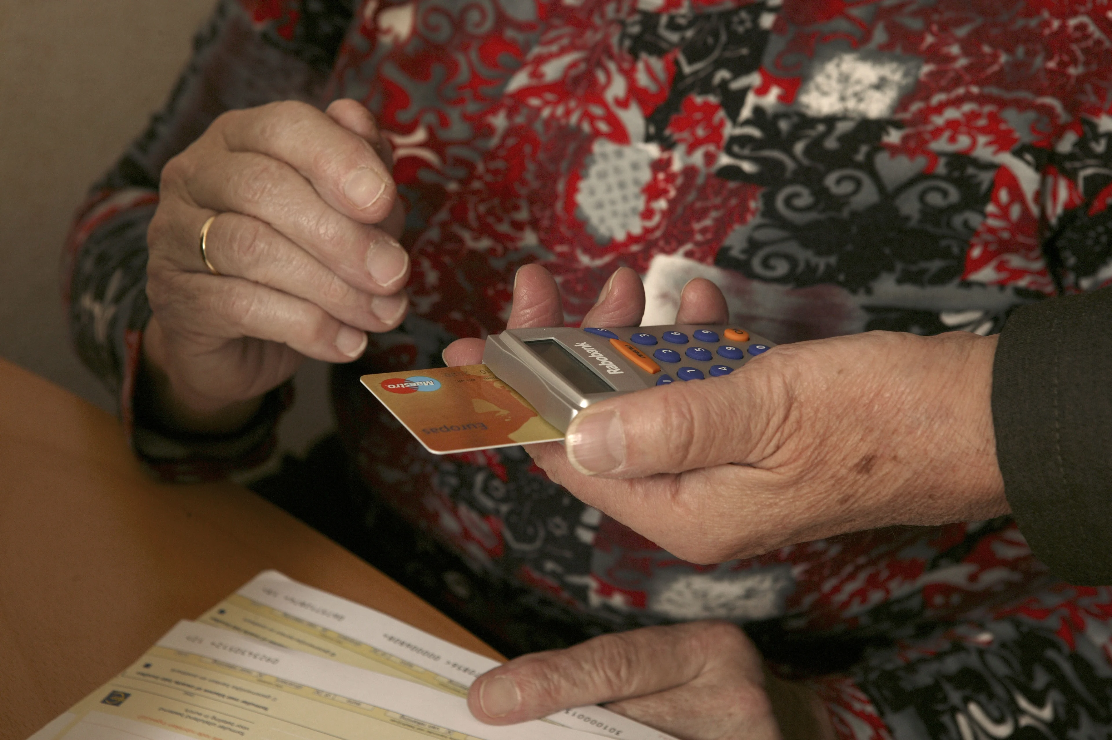 Stel opgepakt dat zeventig ouderen probeerde op te lichten, vuurwapen gevonden