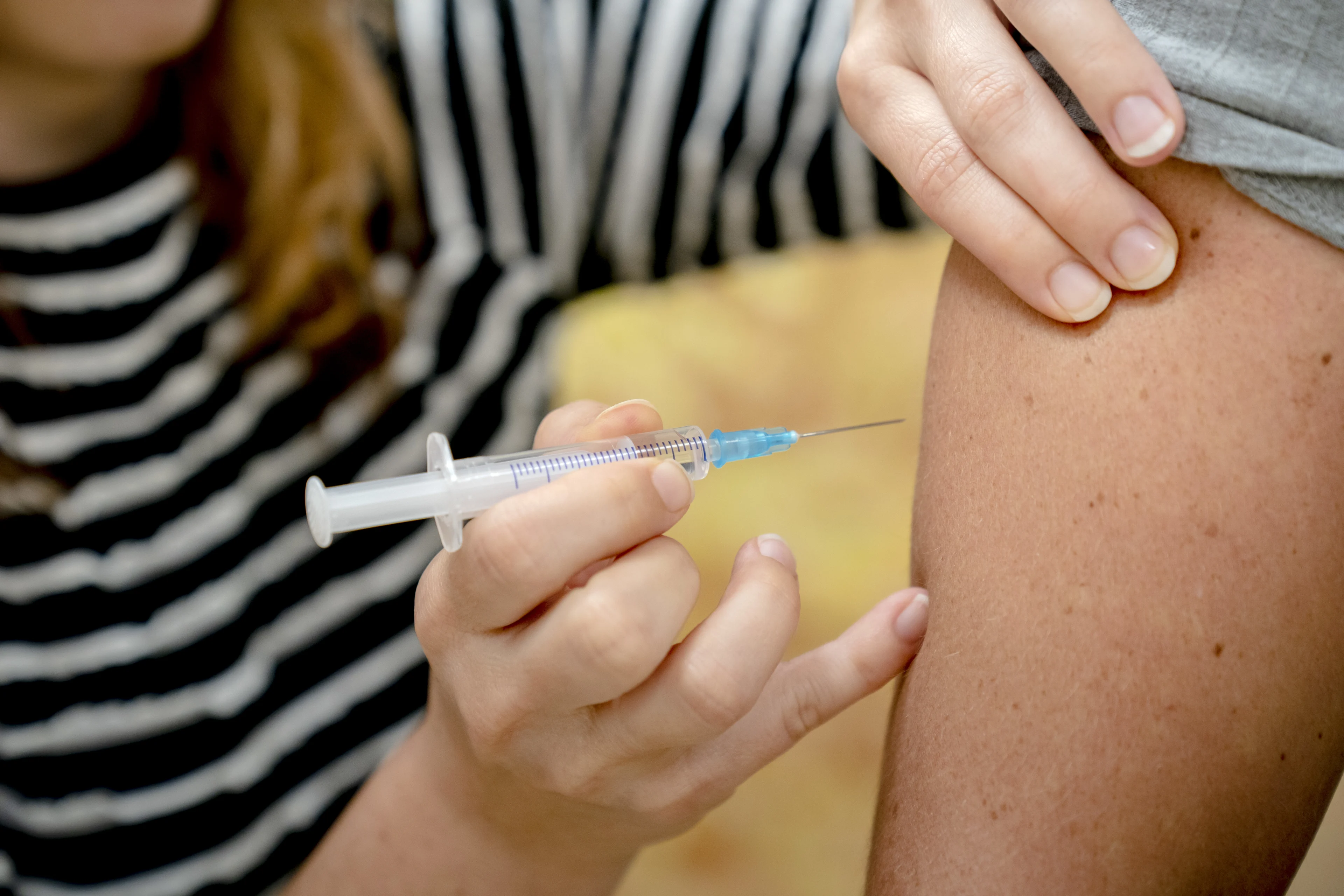 LIVEBLOG | Aantal positieve coronatesten zakt tot onder 10.000