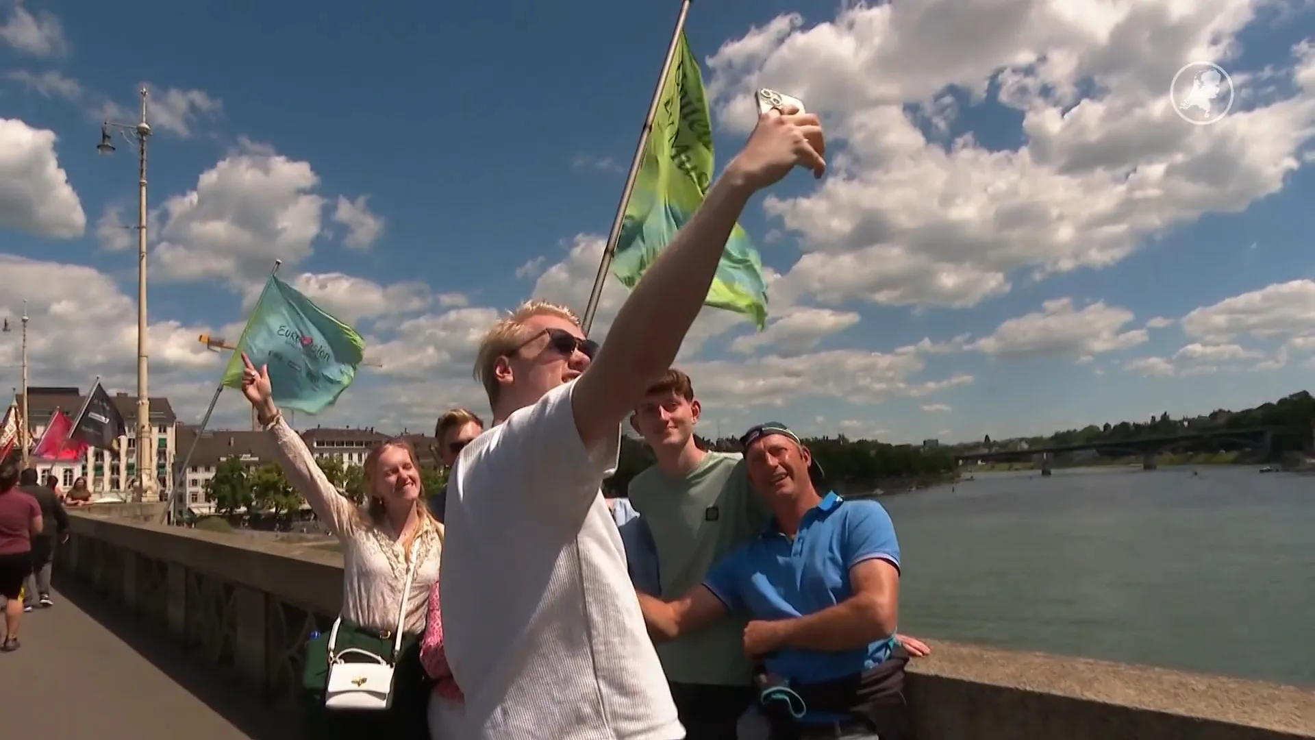 Familie van Houts aangekomen in Bazel voor grote finale Songfestival