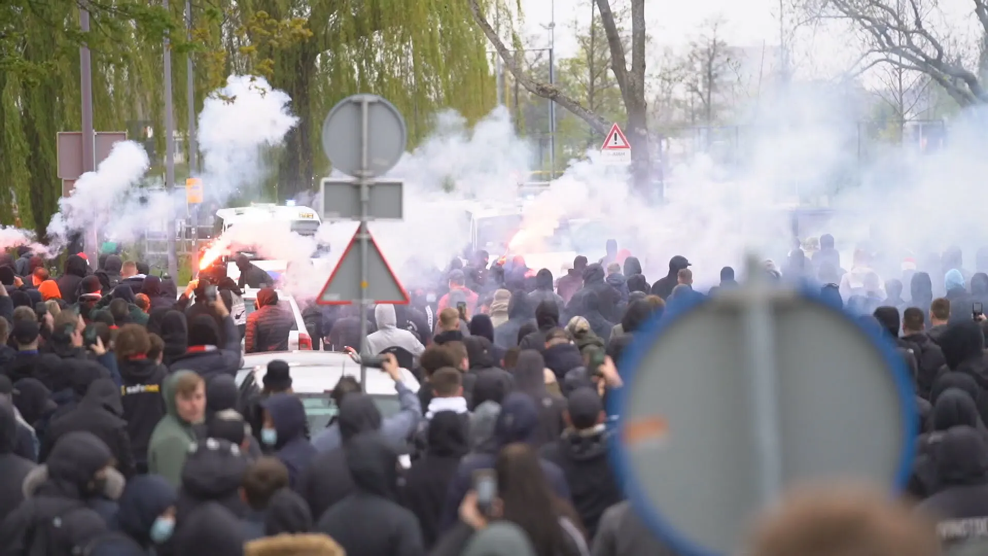 Feyenoord-supporters bekogelen politie bij laatste training voor Klassieker, ME grijpt in