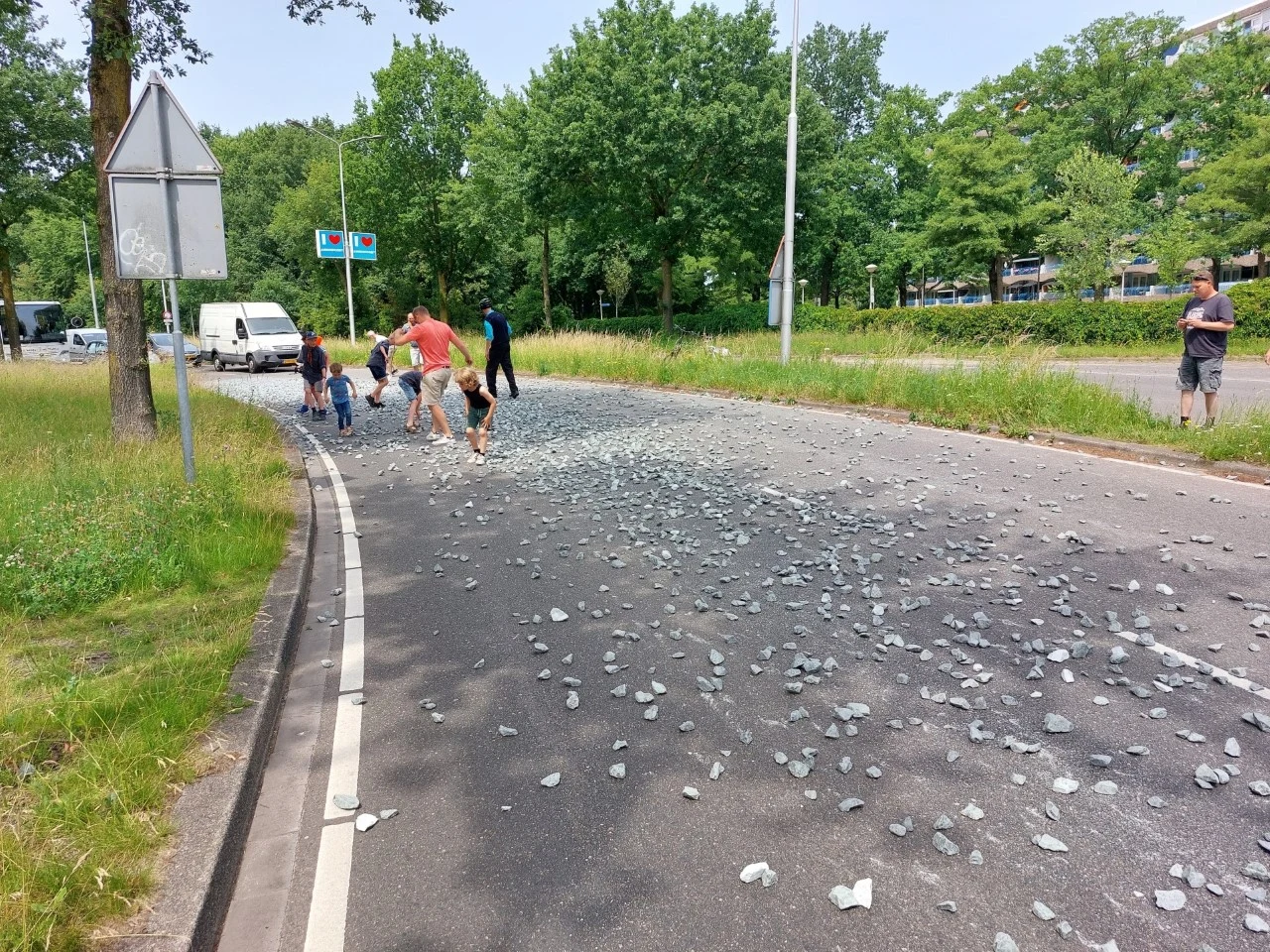 Vrachtwagen in Amersfoort verliest lading: weg bezaaid met stenen