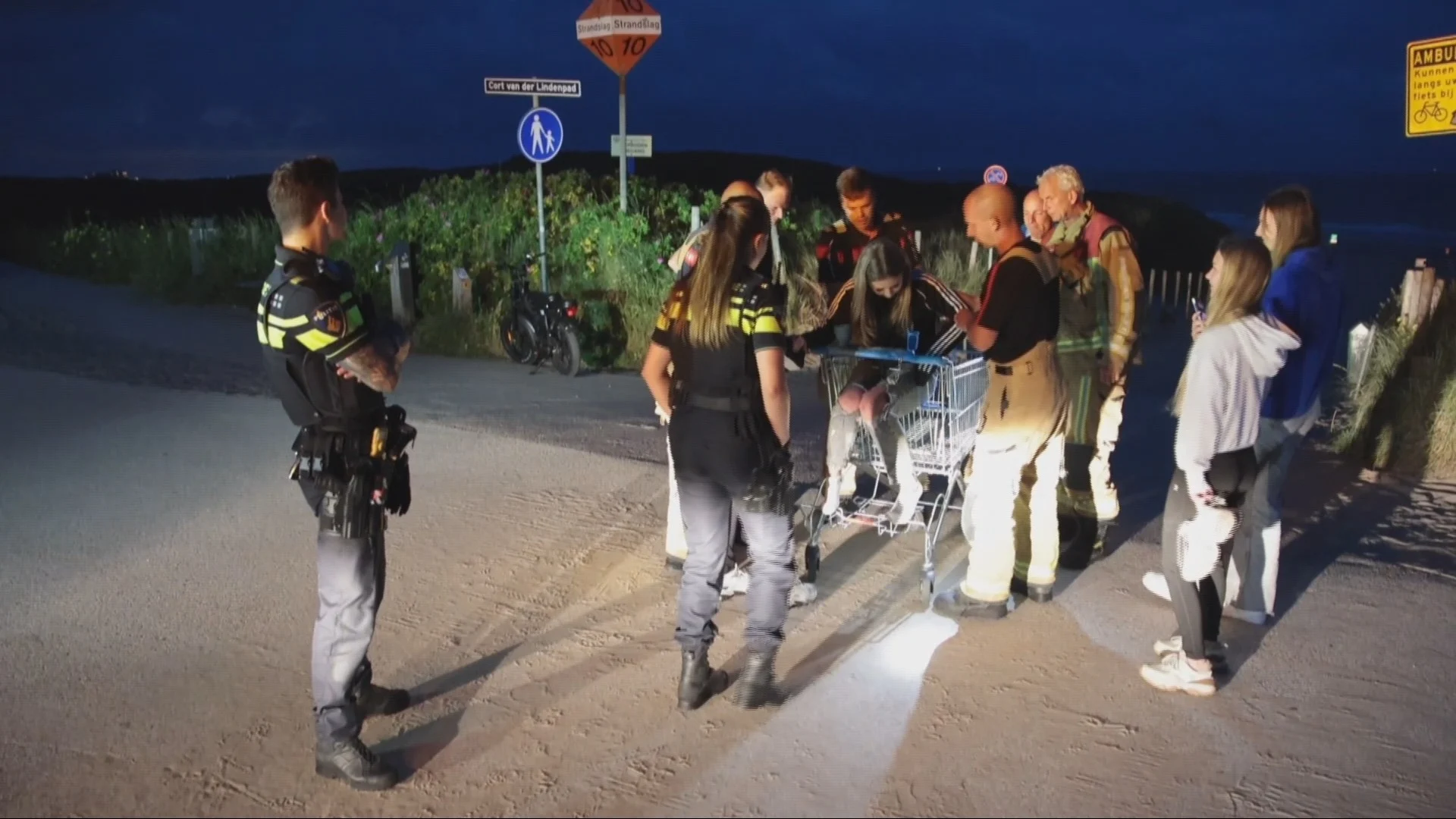 Brandweer moet meisje uit kinderzitje van winkelwagen bevrijden