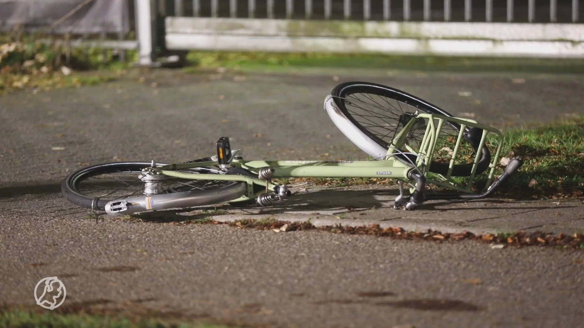 Fietser en politieauto botsen in Apeldoorn, slachtoffer zwaargewond
